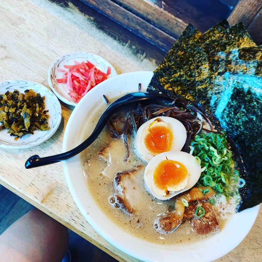 榎木智一さんのインスタグラム写真 - (榎木智一Instagram)「. . 平塚で、ラーメン屋をやってる🍜  幼なじみの友に会いにいきました🍜  ワッキーも知ってるラーメン屋で🍜  急遽連絡(笑)🍜  久しぶりに頂いたけど🍜  マジで美味いわ～🍜  他にも餃子に焼きめしも絶品なので👍️🍜  「麺や 晴」 〒254-0033 神奈川県平塚市老松町２２−８ 水曜定休日  是非、行ってみて🍜  🍜Just be yourself🍜  #榎木智一 #俳優  #えのスタグラム #脇知弘 #同級生 #ラーメン #🍜 #麺や晴 #写真 #photo #神奈川県 #平塚市 #美味い #とんこつラーメン #幼なじみ #要チェック #Ramen #japanese #actor #style #followme #我 #演員 #셀카」9月19日 12時56分 - enoki.tomokazu