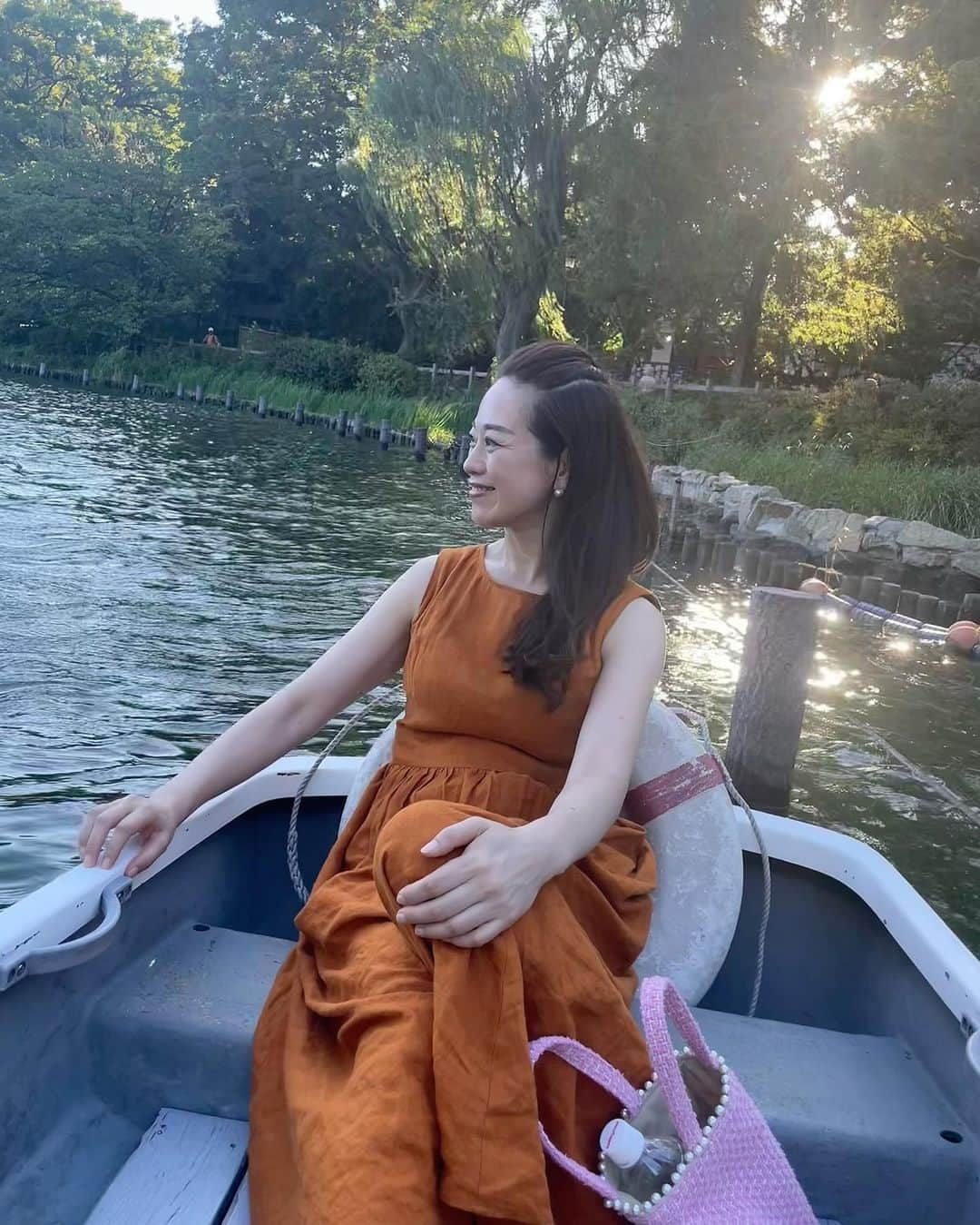 沢瀉美緒さんのインスタグラム写真 - (沢瀉美緒Instagram)「※ Cruising🤭 . 久しぶりのボート🚣‍♀️ 秋の風になったので、日陰はとっても心地よい😌 . 甥っ子曰く、考え事をするのに ボートの上はちょうどいいらしい。 . レモネードを持って、私は座ってるだけ🤭 . 戻る時強風に流されそうになって 一生懸命漕いだから、甥っ子は筋肉痛かもな🤭 . . #ボート #手漕ぎボート #甥っ子 #nephew」9月19日 12時54分 - mio_omodaka