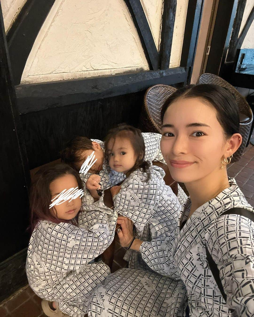 尾崎紗代子のインスタグラム：「. 週末は2泊３日で軽井沢へ✌️ ワンオペで初めての国内旅行って感じだったんだけど 到着まで片道６時間もかかって 往復ともにしんだ😂 運転だけなら良いんだけど、 1人で子供３人を遊ばせなきゃお世話しなきゃとなると やっぱりきついですね😂 お陰でさっきまで本当に死んだ目していた母です。  荷物が多いので車にしたけど、次からは電車にしようかな😂  おもちゃ王国に行きたくて グリーンプラザ軽井沢というところに泊まりました。 ここ、夜は花火できるし、ビュッフェは 子供メニューも豊富でご飯も美味しくて 本当に子連れには天国😇❤️ だから子連れのお客さんが多くて 気楽に過ごすことができました🌸  子供達と夏の最後の思い出作ったぞー！ って感じで、思い切って行って良かった！  #momlife #mommylife #mommy  #育児 #ママライフ  #6歳 #4歳 #２歳 #motherof3 #motherhood  #family #familyphoto  #3人育児  #3児のママ #3児ママ  #familytime  #5人家族 #familyphotograhy #familyfirst #familytrip #ワンオペ #ワンオペ旅行」