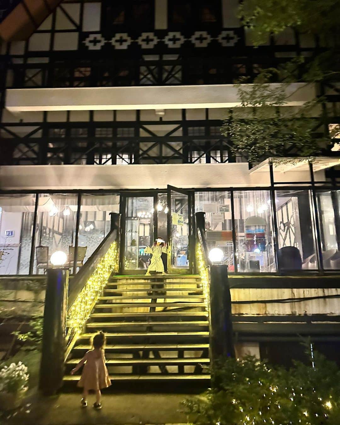 尾崎紗代子さんのインスタグラム写真 - (尾崎紗代子Instagram)「. 週末は2泊３日で軽井沢へ✌️ ワンオペで初めての国内旅行って感じだったんだけど 到着まで片道６時間もかかって 往復ともにしんだ😂 運転だけなら良いんだけど、 1人で子供３人を遊ばせなきゃお世話しなきゃとなると やっぱりきついですね😂 お陰でさっきまで本当に死んだ目していた母です。  荷物が多いので車にしたけど、次からは電車にしようかな😂  おもちゃ王国に行きたくて グリーンプラザ軽井沢というところに泊まりました。 ここ、夜は花火できるし、ビュッフェは 子供メニューも豊富でご飯も美味しくて 本当に子連れには天国😇❤️ だから子連れのお客さんが多くて 気楽に過ごすことができました🌸  子供達と夏の最後の思い出作ったぞー！ って感じで、思い切って行って良かった！  #momlife #mommylife #mommy  #育児 #ママライフ  #6歳 #4歳 #２歳 #motherof3 #motherhood  #family #familyphoto  #3人育児  #3児のママ #3児ママ  #familytime  #5人家族 #familyphotograhy #familyfirst #familytrip #ワンオペ #ワンオペ旅行」9月19日 12時55分 - osayo_osayo