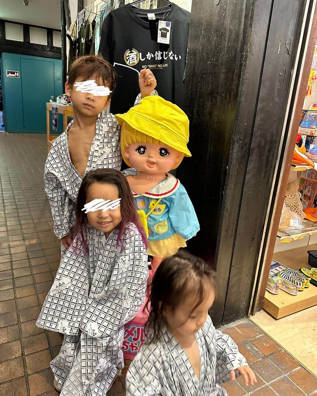 尾崎紗代子さんのインスタグラム写真 - (尾崎紗代子Instagram)「. 週末は2泊３日で軽井沢へ✌️ ワンオペで初めての国内旅行って感じだったんだけど 到着まで片道６時間もかかって 往復ともにしんだ😂 運転だけなら良いんだけど、 1人で子供３人を遊ばせなきゃお世話しなきゃとなると やっぱりきついですね😂 お陰でさっきまで本当に死んだ目していた母です。  荷物が多いので車にしたけど、次からは電車にしようかな😂  おもちゃ王国に行きたくて グリーンプラザ軽井沢というところに泊まりました。 ここ、夜は花火できるし、ビュッフェは 子供メニューも豊富でご飯も美味しくて 本当に子連れには天国😇❤️ だから子連れのお客さんが多くて 気楽に過ごすことができました🌸  子供達と夏の最後の思い出作ったぞー！ って感じで、思い切って行って良かった！  #momlife #mommylife #mommy  #育児 #ママライフ  #6歳 #4歳 #２歳 #motherof3 #motherhood  #family #familyphoto  #3人育児  #3児のママ #3児ママ  #familytime  #5人家族 #familyphotograhy #familyfirst #familytrip #ワンオペ #ワンオペ旅行」9月19日 12時55分 - osayo_osayo