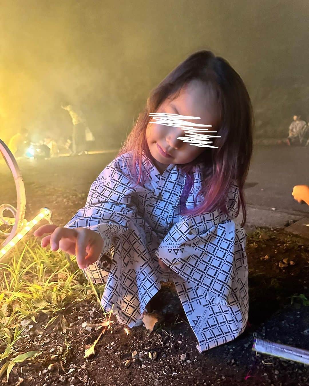 尾崎紗代子さんのインスタグラム写真 - (尾崎紗代子Instagram)「. 週末は2泊３日で軽井沢へ✌️ ワンオペで初めての国内旅行って感じだったんだけど 到着まで片道６時間もかかって 往復ともにしんだ😂 運転だけなら良いんだけど、 1人で子供３人を遊ばせなきゃお世話しなきゃとなると やっぱりきついですね😂 お陰でさっきまで本当に死んだ目していた母です。  荷物が多いので車にしたけど、次からは電車にしようかな😂  おもちゃ王国に行きたくて グリーンプラザ軽井沢というところに泊まりました。 ここ、夜は花火できるし、ビュッフェは 子供メニューも豊富でご飯も美味しくて 本当に子連れには天国😇❤️ だから子連れのお客さんが多くて 気楽に過ごすことができました🌸  子供達と夏の最後の思い出作ったぞー！ って感じで、思い切って行って良かった！  #momlife #mommylife #mommy  #育児 #ママライフ  #6歳 #4歳 #２歳 #motherof3 #motherhood  #family #familyphoto  #3人育児  #3児のママ #3児ママ  #familytime  #5人家族 #familyphotograhy #familyfirst #familytrip #ワンオペ #ワンオペ旅行」9月19日 12時55分 - osayo_osayo