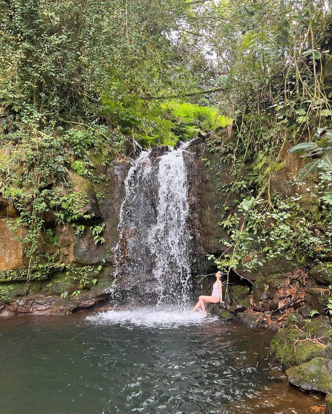 宮城夏鈴さんのインスタグラム写真 - (宮城夏鈴Instagram)「Happiest when surrounded by nature🌴🌿🌲🕊💕💕  幸せすぎた自然に囲まれたハワイ島での１０日間🌴✨  私をとっても幸せにしてくれたルーティンは  朝起きてすぐに裸足で庭を散歩して、 庭やその辺に生えてるフルーツを食べ、 滝や海で水浴びをして、  のんびり好きなように過ごす。  言葉が浮かんだらノートを走らせたり ボーっと景色や動物たちを眺めたり  夜には満点の星空の下 草の上に寝転がってみたり。 そんなルーティン🌱  冒険して草を掻き分け、道なき道を行く時、 少しの恐れを感じながらも 目的地に着いた時の爽快感✨ その場所に包まれ安心感が生まれる瞬間✨  自然の中で自分の中の何かが開き自由になり、少しだけたくましくなる感覚を贅沢に味わえてとっても幸せを感じました🤍🤍これを日常にしてみたい😌  私がまだ幼稚園の頃、両親が、 【じんぶん学校】という 沖縄にある無人島で親元をはなれてキャンプする、今で言う森の幼稚園みたいなプログラムに夏休み一週間くらい入れてくれた事があって、今回の旅でその時の感覚を思い出した🤍  そこはガスも電気も通ってなく、 お風呂の焚き方、 料理をする時の火の起こし方をお兄さんやお姉さんに教えてもらいながら、生活をするんだけど、  窓もなく、風がヒューヒュー通り抜ける小山の中で、両親とはなれ参加する子供たちと一緒に寝泊まりをした勇気や  真っ暗な夜中にトイレに行くたびに奮い立たせた勇気  自然の中で奮い立たせた様々な勇気が、大人になった今も、私が行動するたびに後押しをしてくれていたり、踏み出す勇気にしてくれていたんだなという気づきがあった🙏🏻  都会に暮らしていたらなかなか出来ない生活、そしてやっぱり大好きな自然の中での生活を、これからの自分の人生どうやって組み込んでいけるか、  そして、未来の子供たちにもその感覚を味わせて感じさせられるような大人になりたいと、両親に感謝の気持ちにもなりました。  これからは、自分の中のワイルドチャイルドの声も聞き、自然ともっと仲良くなりたいと、故郷沖縄と離れた、でもなんだか近く感じるハワイ島で思いました🤍🤍🤍  Be pono!✨✨」9月19日 11時23分 - karin_karin0516