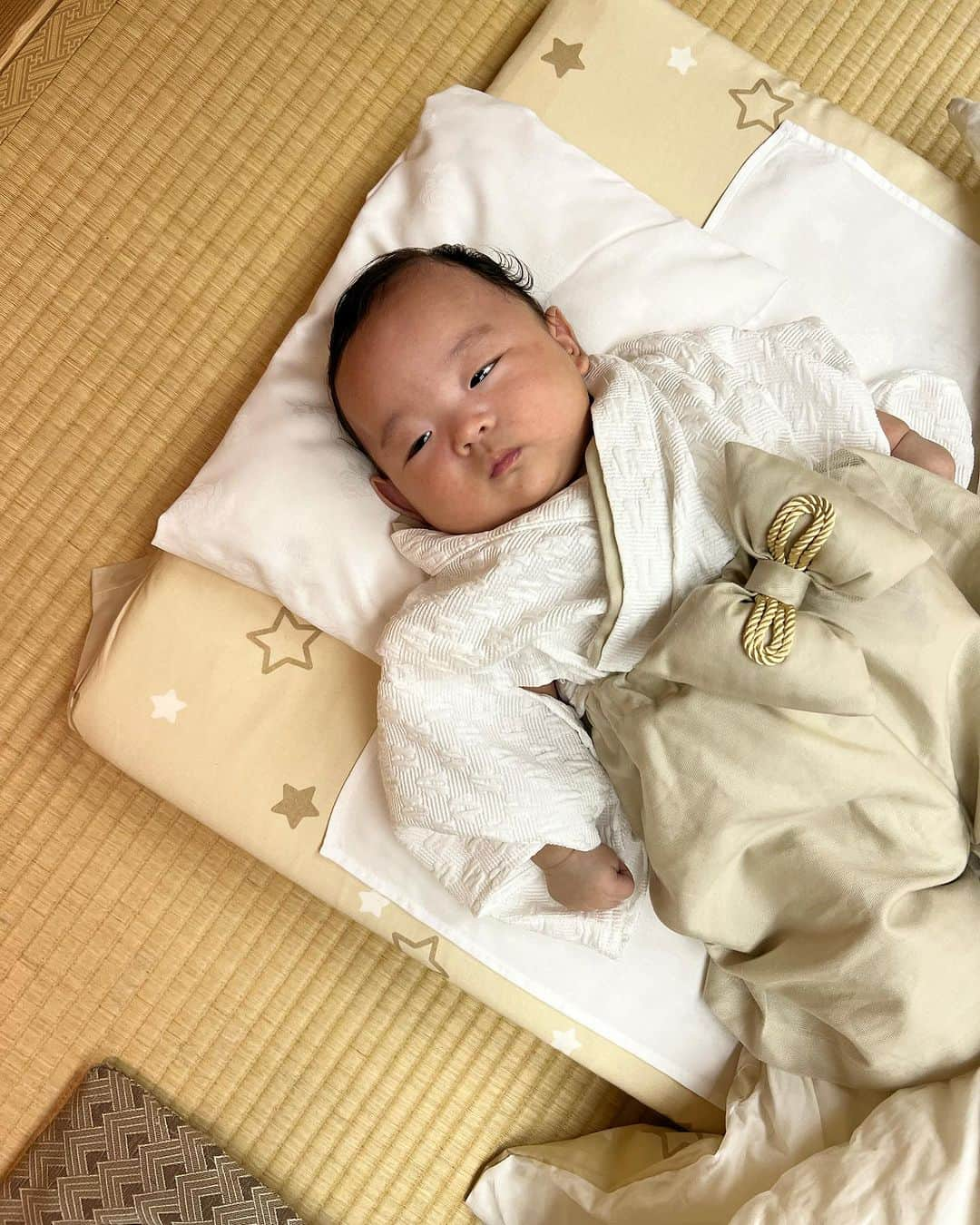 中村エリカさんのインスタグラム写真 - (中村エリカInstagram)「先日100日祝いでお食い初めしてきました👶🩵 息子よ、おめでとう㊗️ ちゃんと撮ってもらった綺麗な写真は後日…♡📸✨ お宮参りは本当は男の子は30日目か31日目に行くものだったよね？ なんだけど、退院したばかりでそんな元気もなかったので百日祝いと一緒に参拝に行ってきました❣️ こんなに色々と準備が大変だとは思いませんでしたが😂 簡易的に、経済的にも優しく済ませばいくらでも簡単に済ませられるのはわかっていても、大事な日はちゃんと色んなことに感謝したいから気合い入れちゃいました🥹✨ ここまで無事に育ってくれたこと、これからの輝かしい成長をずっと側でみていける喜びと、何よりも生まれてきてくれたことに感謝して、素敵な1日になりますようにと願ってこの日を迎えました🥹 親のエゴだと色んな場面でいつも思うのだけど、こんな日は人生に一度きりだから大切にして、いつか息子が大きくなった時には沢山の人に愛情持って支えられて育ったんだって事を知って欲しい🙏🥹 いつも支えられている方々、友達、家族、パートナーに改めて感謝してこれからも母子共に健康で精進したいものです🙏🥹 が、しかし息子は #ミルクしか勝たん  . . . #生後3ヶ月ベビー #お食い初めコーデ #お食い初め #歯固め #お宮参り #育児レポ #子育て #100日祝い #着物コーデ #百日祝い #感謝 #家族」9月19日 11時23分 - erika__nakamura