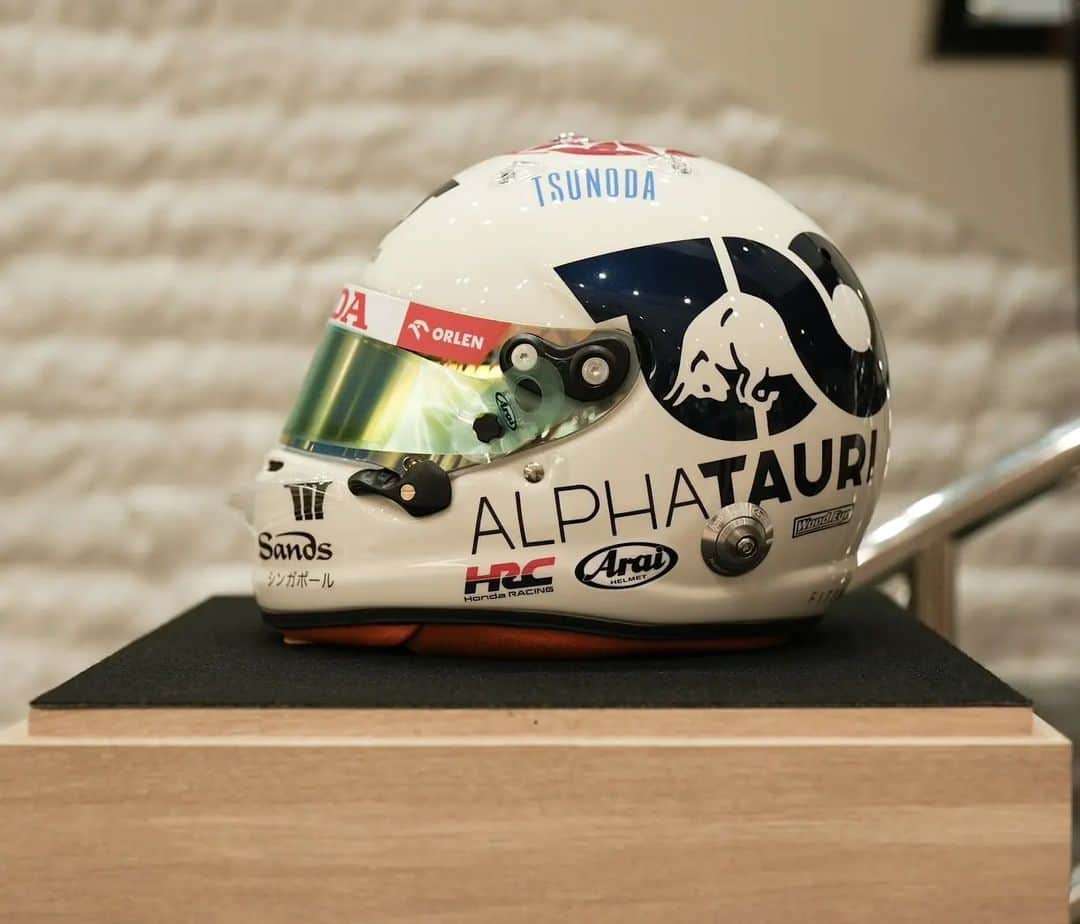 Honda 本田技研工業(株)のインスタグラム：「The special-liveried helmet that Yuki Tsunoda (Scuderia AlphaTauri) is going to wear at the next F1 Japanese Grand Prix is on display!! 🏁  The stunning design features the Japanese flag on autumn leaves✨ See it before noon, September 20 at Honda Welcome Plaza Aoyama.  スクーデリア・アルファタウリの角田選手がF1日本GPで着用する特別カラーリングのヘルメットを展示中🏁  紅葉の日の丸をあしらった素敵なデザインです✨ Hondaウエルカムプラザ青山で9/20正午まで。  #F1jp #日本GP #JapanGP #F1 #Honda75 #formula1」