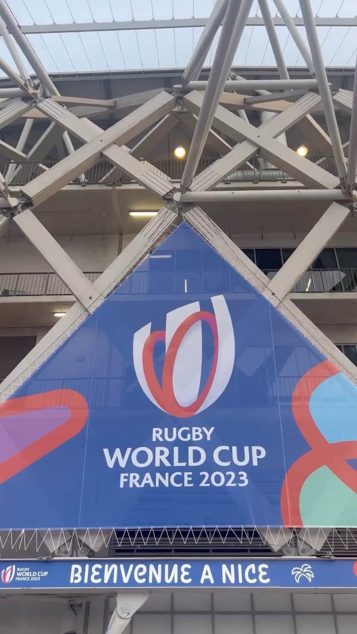 珠久美穂子のインスタグラム：「#RUGBYWORLDCUP2023  フランス🇫🇷会場も色々あるけれど 私は行ったことのある なんとなくイメージがつくニース会場を 選びました👏  強豪、イングランド🏴󠁧󠁢󠁥󠁮󠁧󠁿代表は 本当に強かった👏  日本🇯🇵は前半いい感じで ゲームが進んでいたんだけど まさかのあの判定で スタジアム🏟️の空気が変わりました😭  追いつこうと 必死に戦う姿は最後までかっこよかった👏  これで終わりじゃない‼️ ゴールはここじゃない🎵Bz 次がある‼️  サモアとの試合も楽しみにしています。 頑張れ日本🇯🇵」