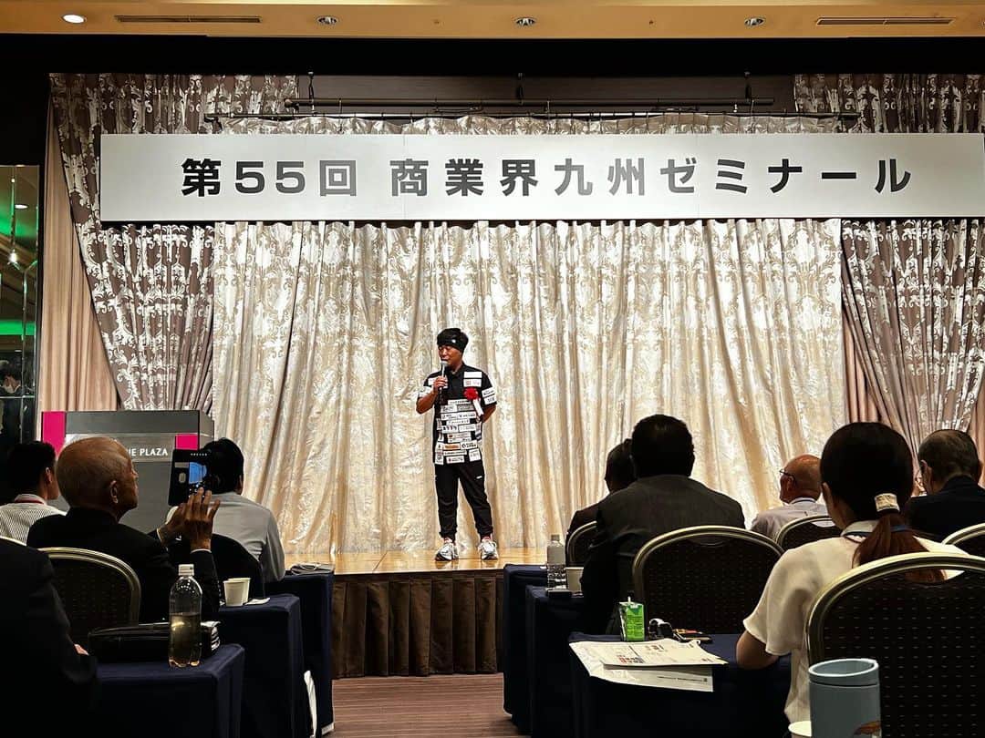 入江慎也さんのインスタグラム写真 - (入江慎也Instagram)「相方矢部のお友達の弁護士先生からのご縁で、熊本で経営者400名の方の前で、講演をやらせていただきました。  熊本はピカピカ熊本がオープンした関係でちょこちょこ来させていただいておりました。 僕より大先輩の方々が沢山いらっしゃる中で恐縮ですが、お話しさせて頂きました。 皆さん暖かくとても楽しく、また勉強になりました。 懇親会では沢山の経営者の、方とお名刺を交換させていただきました。  熊本ピカピカ並びにピカピカグループをよろしくお願い致します。  目標のフランチャイズ50店舗。目指してスタッフ一同頑張っていきます。  ありがとうございました。  #商業界九州ゼミナール #熊本 #講演会 #セミナー #ピカピカ #清掃業 #行った先に何かある #経営者 #社長 #ビジネス」9月19日 11時33分 - oreirie0408