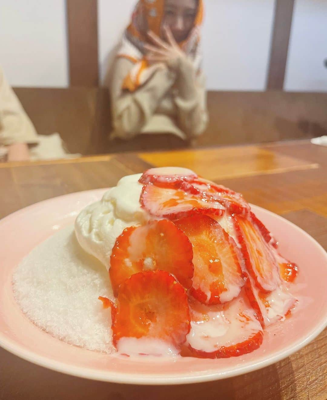 福井千佳のインスタグラム：「. . . あげ損ねていた、 🍧越しのマチコ巻き女。 . . . @amaneya34  . . . かき氷の季節、終わってません。 終わりなき、です。 #福井のかき氷日記 . . . #amaneya#あまねや大津長松店#姫路カフェ#姫路カフェ巡り#姫路かき氷#かきごーらー#かきごおりすと」