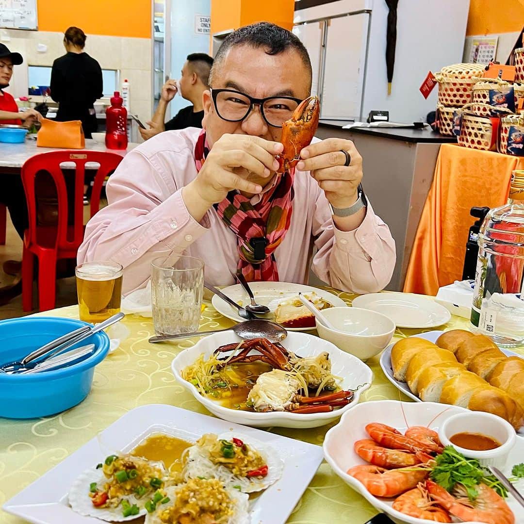 柳家三之助さんのインスタグラム写真 - (柳家三之助Instagram)「マレーシア最後の晩餐はカニカニ美容室。手も服も顔もべちょべちょにして甲殻機動隊に立ち向かいました。#SNKアジア旅2023」9月19日 11時44分 - sannosuke