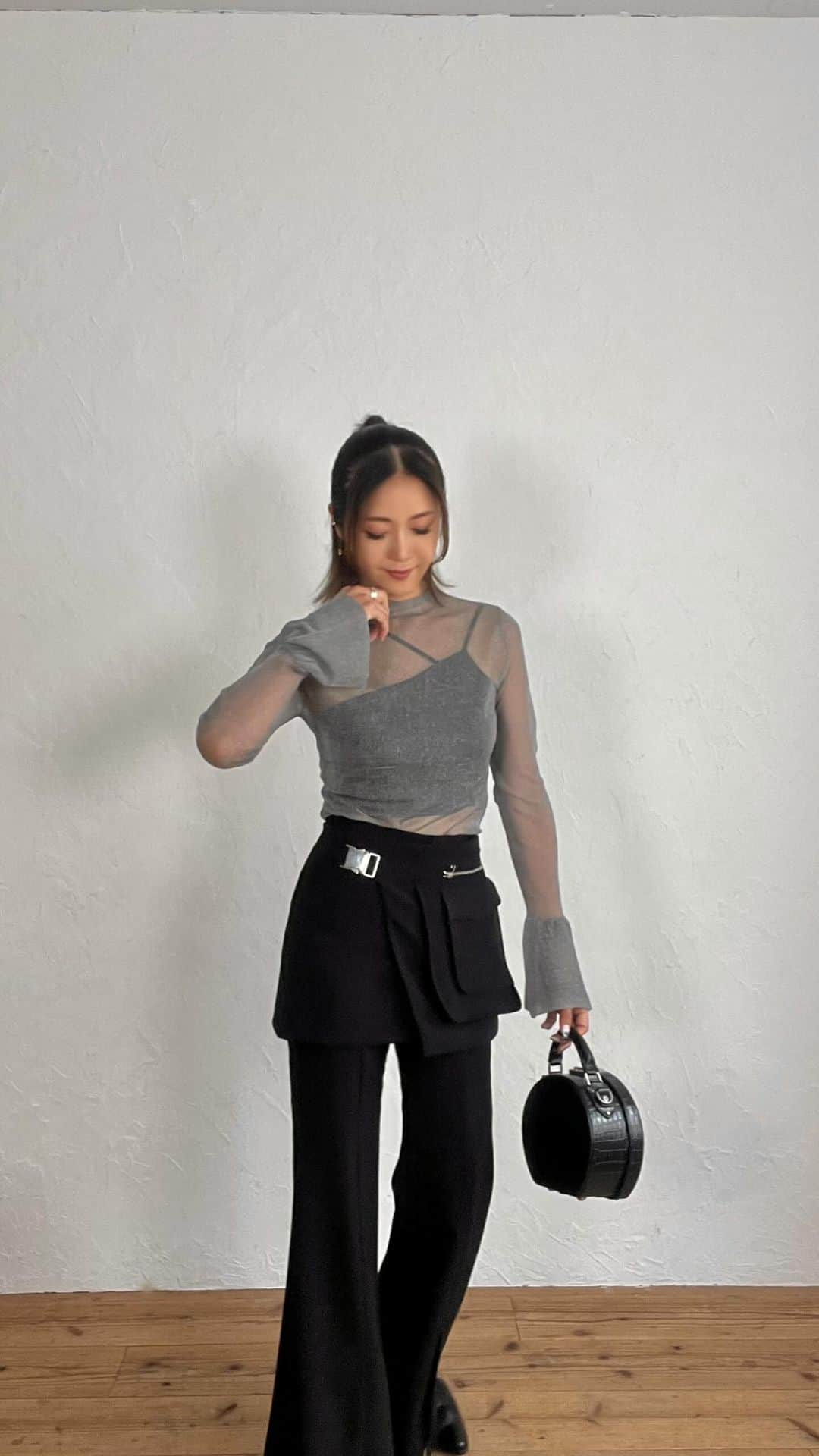 川島幸美のインスタグラム：「Flare cuffs sheer knit🤍 @wrinn_」