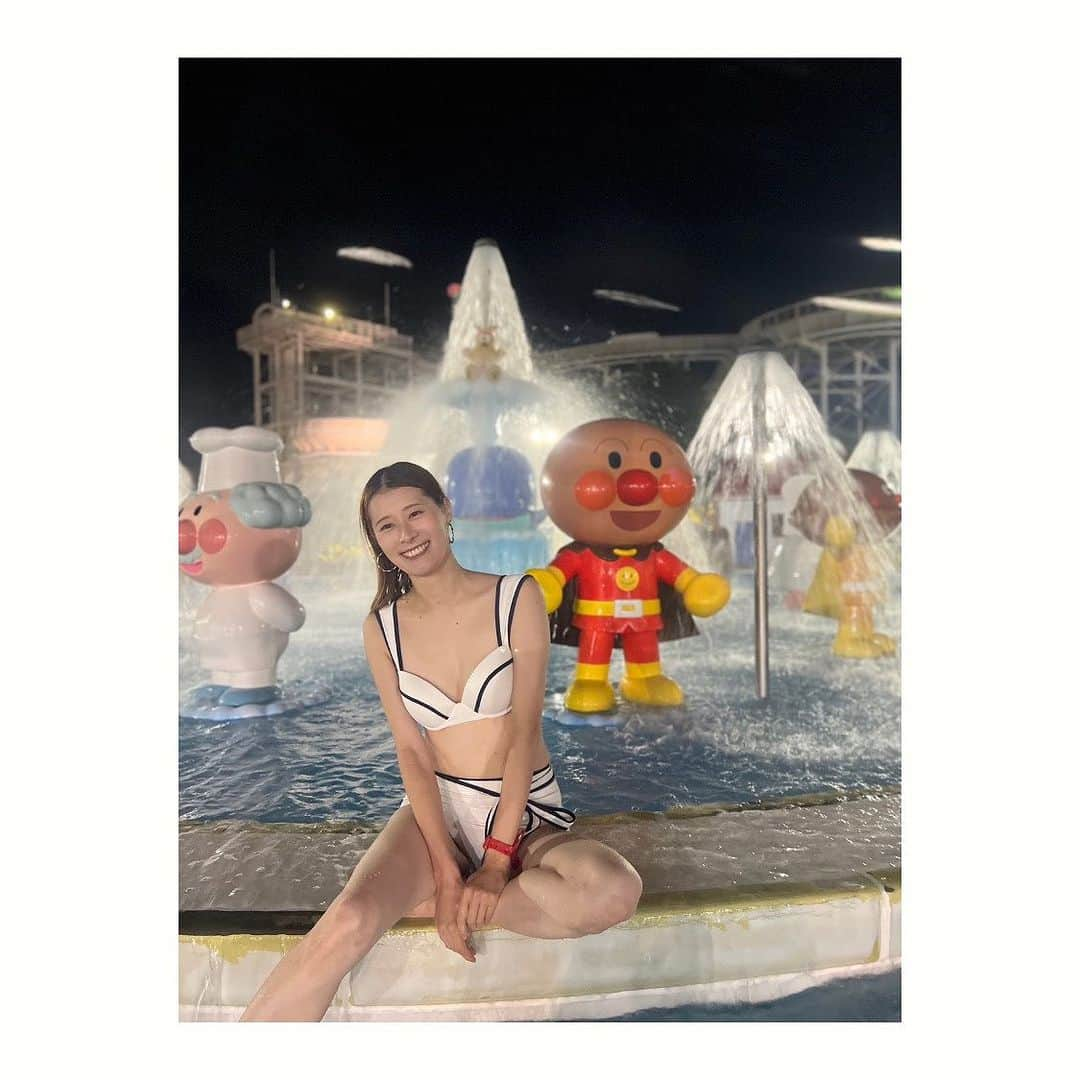 夢月せらさんのインスタグラム写真 - (夢月せらInstagram)「今年のナイトプール🏊✨  よみうりランドへ行ってきましたー🎶 遊園地のプール🎡！初めての経験でしたが！遊園地には目もくれず笑 ホテルのプールと当たり前だけど違うので、波の出るプールとか流れるプールとかとにかく遊べるプールだらけでした🤣🤣 お誕生日プレゼントにと浮き輪🛟をプレゼントしてもらったので流れるプールでひたすら流されてきました笑  でも1番テンション上がってずっと居座ったのはアンパンマンプールでしたО'̑〇̮'̑О笑 バイキンマンからめちゃくちゃ水かけられた!!🤣 たのしかった〜ぁ♥️   #よみうりランドプール  #ナイトプール  #アンパンマンプール」9月19日 11時54分 - seramutsuki