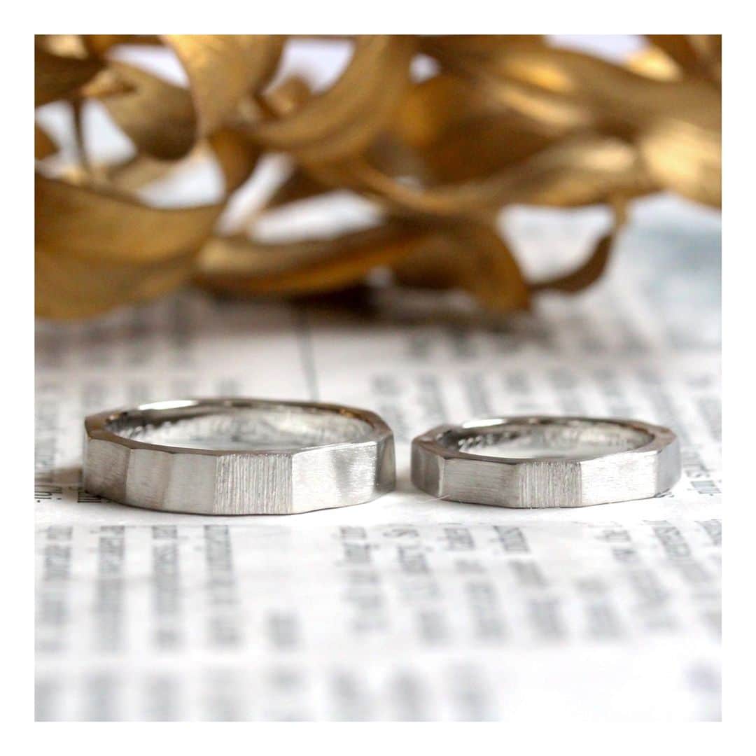 ith / イズ オーダメイド結婚指輪さんのインスタグラム写真 - (ith / イズ オーダメイド結婚指輪Instagram)「指輪から漂う"雰囲気"がお二人のこだわり。  お揃いのマット加工の中に ひっそりと、縦の彫り模様を アレンジで加えました。  スタリッシュなプラチナの金属に ボリュームを加えて、ゆとりのある幅に。 身につけるだけでお手元に"雰囲気”漂う 特別なひと組に。  ▽ 指輪について 結婚指輪(男性)：ルーチェ Pt950：129,000円〜  結婚指輪(女性)：ルーチェ Pt950：114,000円〜  お問い合わせコード：23820  ***********************************  ⧉ ith 公式WEB @ith_marriage アカウントTOPへ  ☞ プロフィールURLをタップ  ⧉ 暮らしに寄り添うジュエリー ith online store ☞ @ith_jewelry  ***********************************  #結婚指輪 #マリッジリング #婚約指輪 #エンゲージリング #カスタマイズ #オーダーメイド #手仕事 #職人 #アトリエ #プラチナ #幅太リング #マット」9月19日 11時55分 - ith_marriage
