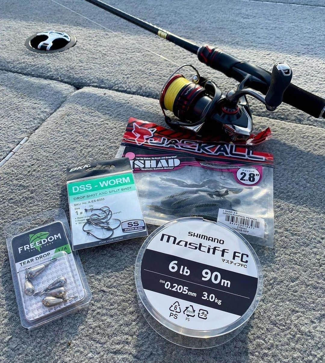 シマノ｜Fishingさんのインスタグラム写真 - (シマノ｜FishingInstagram)「"Drop shot essentials."   The rigging process for a day of finesse fishing with @ladybassfishing culminates with the creation of strong and efficient leaders utilizing the new Shimano Mastiff FC.  #FishShimano #MastiffFC #Dropshot #SmallmouthBass #BassFishing #BassNation #Bass #Fishing #Smallmouth」9月19日 11時55分 - fish_shimano_north_america