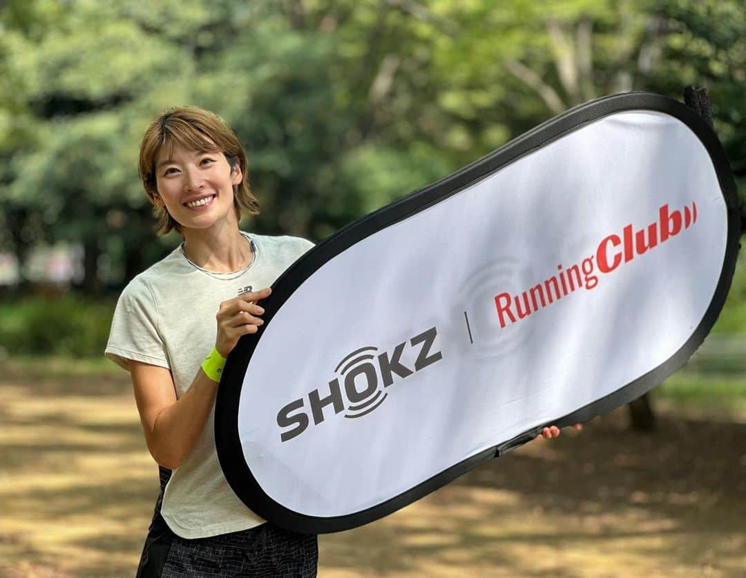 西谷綾子のインスタグラム：「🏃‍♀️ 3連休2日目♡9/17(日) @shokzjp イベント🏃‍♀️🍁 「Shokz Running Club vol.3  　～スポーツ・Shokzの秋到来～」  申し込み開始して数時間後に締め切り！ Shokz大人気🎊ありがとうございます🥹🩷  タイトルを考えた時は 涼しく快適に走っているのを想像💭してたけど😂 日曜日も蒸し暑すぎましたね🥵💦  Shokz骨伝導イヤホンで 音楽を楽しみながらトレーニング！ みっちりストレッチ＆動きづくりをした後にRUN🏃‍♀️  パフォーマンスアップのための快眠法と温活 しっかり聞いてくださり嬉しかったです🥹👩‍🏫✍️  忙しいなかでも睡眠を充実させる技術が必要です。 技術と聞くと難しく思いますが、 私がお伝えをする内容は 今夜から、明日から簡単にできることばかりです。 体や脳の仕組みに合わせてちょっと意識するだけ🫶  イベント中にお伝えしたこと 1つでも、2つでも取り入れて頂けたら嬉しいです☺️  RUNの楽しみ方は人それぞれ！ 毎年、自分を取り巻く環境や状況が変わるなか その時々の楽しみ方を見つけながら、 自分らしく突き進んで行きましょうーー🥰🥰  #openrunpro #走る人とともに  #shokzアンバサダー #music #sound #radio #radiko #楽しむ工夫 #楽しいランニングライフを #快眠 #温活 #パフォーマンス #パフォーマンスアップ  #怪我予防 #健康」