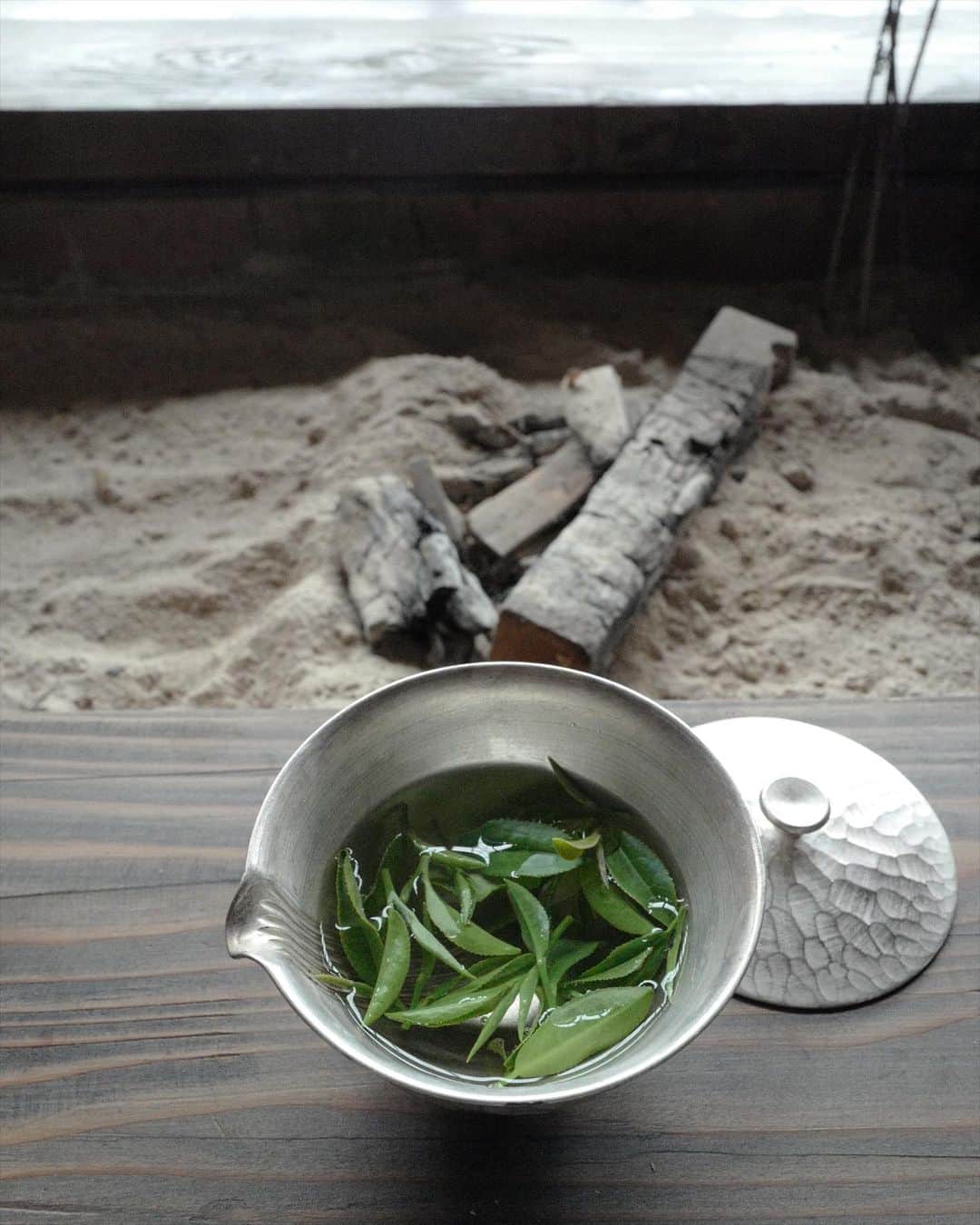 行方 久子 Hisako Namekataのインスタグラム：「. 嬉野の茶農家であり茶師 松尾俊一さん　@shunichi_matsuo のところへ。 まずは摘みたて、生。」