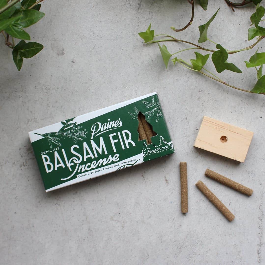 のインスタグラム：「LABOUR AND WAIT BALSAM FIR INCENSE STICKS ¥1,650  アメリカ・メイン州で作られるモミの木のお香「BALSAM FIR」。お香に火をつけると、どんな家でもメイン州の深い森の中の丸太小屋にいるような雰囲気にしてくれます。箱には5㎝のお香のスティックが24本と、木製のホルダーが入っています。  @labourandwait  @labourandwait_tokyo   #labourandwait #bshop」