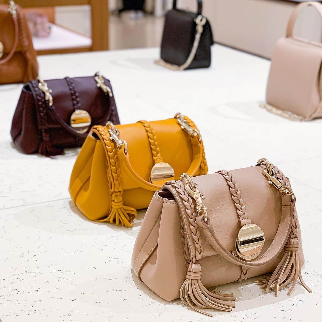 のインスタグラム：「. CHLOÉ RENEWAL OPEN At 1F Baggallery  1F バッグギャラリー「Chloé」が装いも新たにリニューアルオープン。 「Chloé」のニューアイコン“Penelope(ペネロペ)”から新作バッグをはじめ、23AWコレクションをご紹介。  Page1 ミニショルダーバッグ(W22×H14×D9㎝)　246,400円  Page2-3 スモールトップハンドルバッグ(W17×H16×D9㎝)　294,800円 Page4 バケットバッグ(W26×H24×D15㎝)　330,000円  Page5　マイクロバゲット 左)(W11×H18㎝)　199,100円 中・右)(W11×H18㎝)　156,200円  Page8 ベルトバッグ(W20.5×H11×D7㎝)　129,800円  詳しくはプロフィールURLをチェック！＠hankyumode  #chloe #クロエ #hankyumode #阪急うめだ本店 #うめはん #ファッション #hankyumode23aw #hankyumode23awbag #hankyumode23awwallet #バッグ #財布」