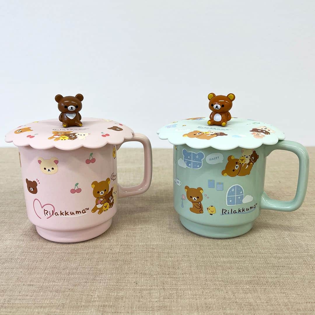 のインスタグラム：「スワイプしてね☛ ☕9月発売☕  リラックマのキッチン雑貨から、 「マグカップ」と「マグカップカバー」が登場！  マグカップはスタッキングできる形状で、 重ねて収納できます◎  マグカップカバーはマグカップとおそろいデザイン♪ 合わせて使ってもかわいい☆  是非チェックしてみてね✨  #リラックマ #コリラックマ #キイロイトリ #チャイロイコグマ #キッチン雑貨 #マグカップ #食器 #かわいいものが好き #かわいい #マグカップカバー #rilakkuma #korilakkuma #kiiroitori #chairoikoguma」
