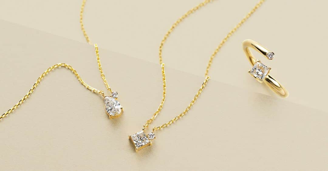 松屋銀座のインスタグラム：「華やかさと可愛らしさ、一度にふたつの輝きを。  大粒とメレの2つのラボグロウンダイヤモンドが並んでセットされた「TWO」シリーズから、ネックレスとリングをご紹介。 多彩な輝きをお楽しみください。  〈エネイ〉 ネックレス リング 1階アクセサリー  #松屋銀座 #matsuyaginza #銀座 #ginza #デザインの松屋 #華やかさ #大粒 #メレ #ラボグロウンダイヤモンド #TWO #エネイ #ネックレス #リング #アクセサリー」
