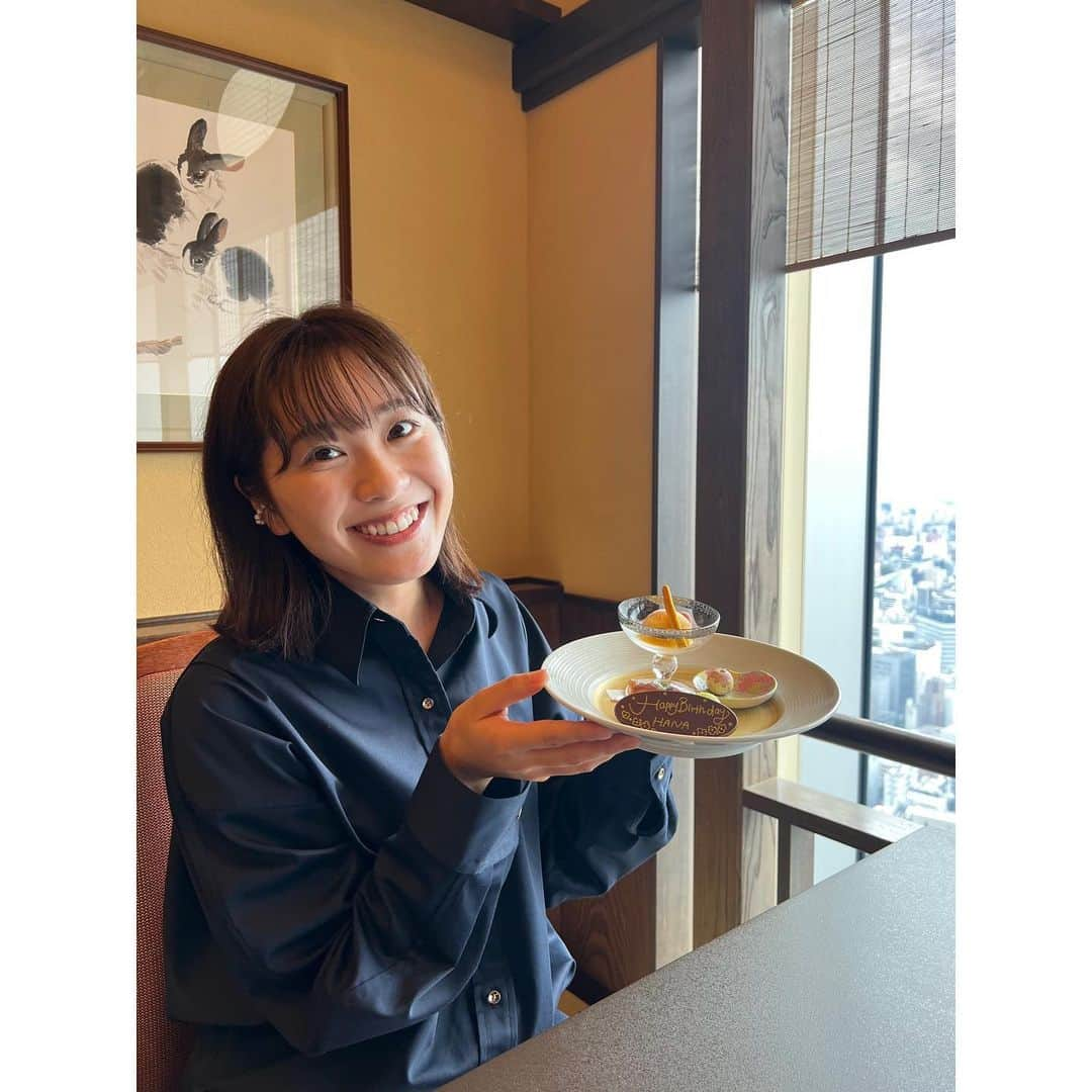 西尾菜々美のインスタグラム：「お誕生日おめでとう🎂🤍  今日はコマツのバースデイ🎈 先日コマツの1番の大好物で お祝いさせてもらいました🤭🍚  大学時代に仲良くなって こうして一緒に歳を重ねてもう7回目くらい！ (たぶんハタチからお祝いし合っている気がする🤔)  会う度に2人してマシンガントークが止まらず、 この日も美味しいお肉を囲みながら ワイワイ沢山話しました☺️🥩  これからもよろしくね🤝🩷  #happybirthday  #誕生日 #誕生日ランチ #すき焼きランチ #メーテレ #アナウンサー #同期」