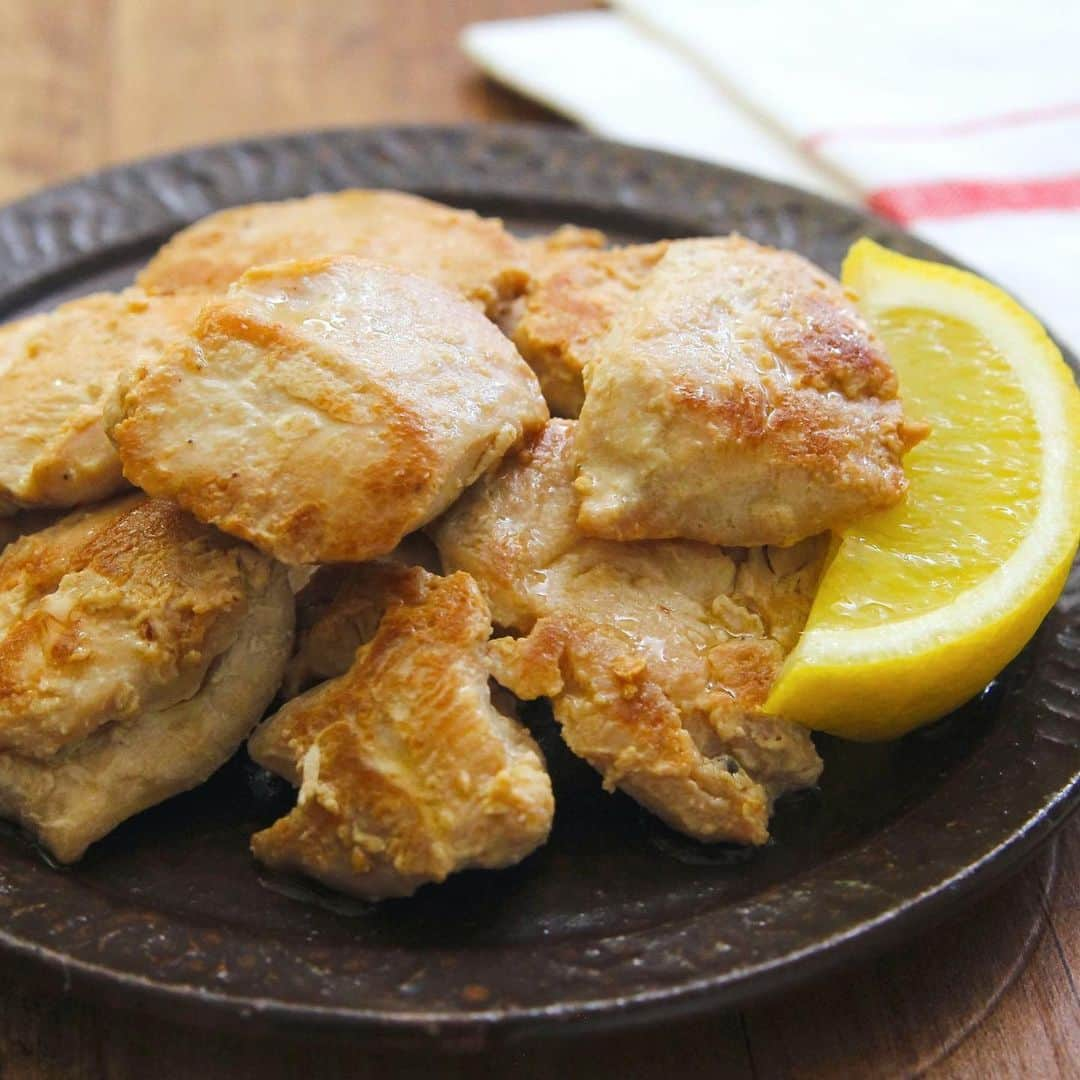 五十嵐ゆかりさんのインスタグラム写真 - (五十嵐ゆかりInstagram)「鶏胸肉はコンソメ醤油で味つけすると間違いない美味しさですが、「マヨ」も加えるとしっとりジューシーで美味しい。  【ジューシーコンソメ醤油チキン】  フォークで穴あけ大きめ一口大そぎ切り鶏胸肉300g、醤油・マヨ各大1、おろしにんにく・顆粒コンソメ各小1/2、胡椒もみ込み30分おき、中火で熱したごま油小1で片面3分目安に焼き、軽く塩胡椒ふる。  表面に軽く塩胡椒ふると味が締まって美味しいです☺︎薄味派なら胡椒だけでも。  ・2人分 ・胡椒→黒胡椒や七味でも美味しい！  #簡単クッキング#簡単美味しい#かんたんレシピ#自宅飯#時短ごはん#簡単ご飯#ズボラ飯#ズボラ主婦#ご飯記録#時短レシピ#時短料理#毎日ごはん#簡単料理#簡単ごはん#簡単レシピ#夕ご飯#お家ご飯#料理好き#レシピ#おうちご飯#クッキングラム#おうちごはん」9月19日 12時01分 - yukari_igarashi