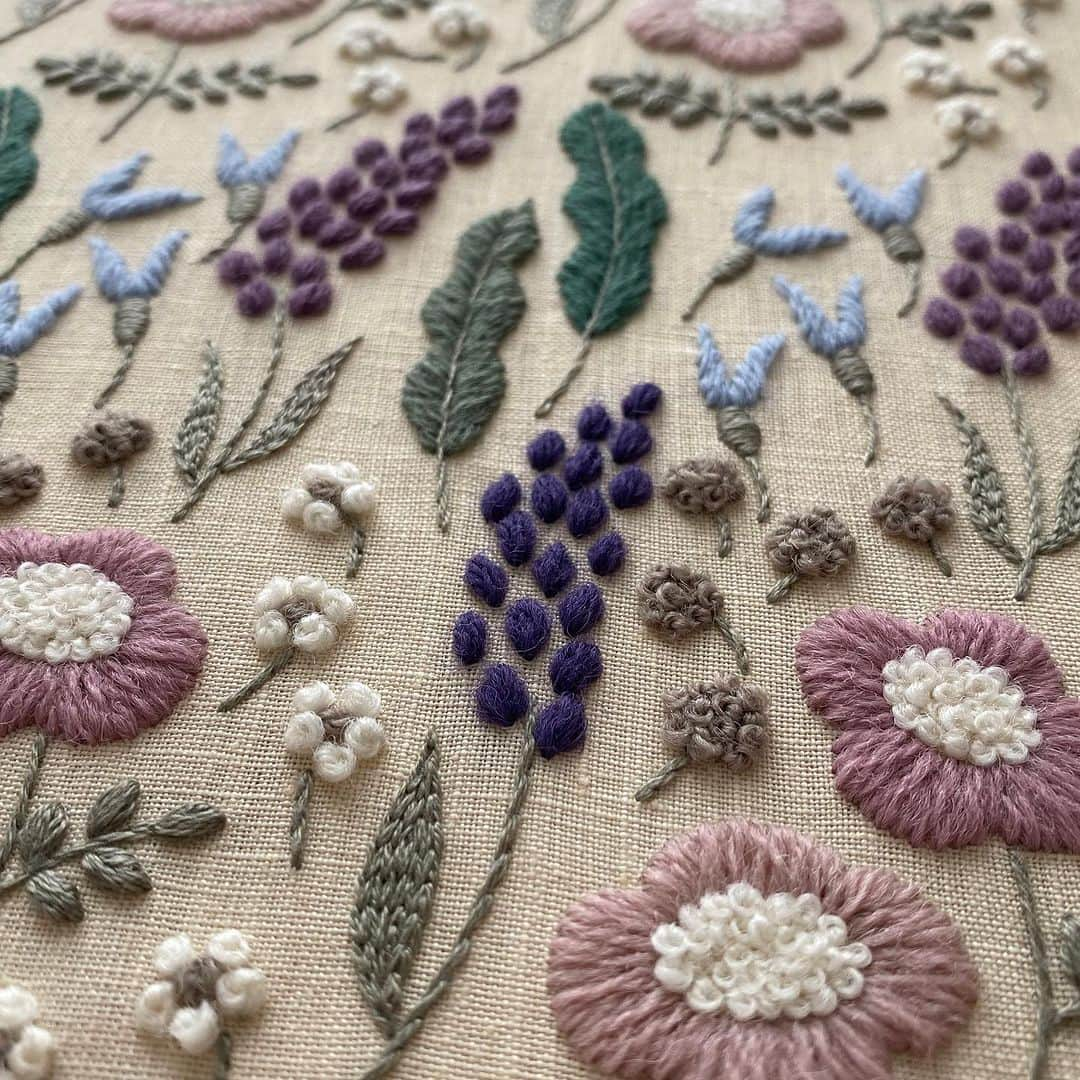 樋口愉美子さんのインスタグラム写真 - (樋口愉美子Instagram)「wool stitch🪡 落書きのような小花のパターン刺繍。  #Appletonswool #樋口愉美子の刺繍時間 #embroidery #stitching #flowerpattern #yumikohiguchi  #broderie #bordado #вышивка #자수 #needlework #linen #embroideryArt #pattern #TinyFlowers #handembroidery #handmade #contemporaryembroidery #樋口愉美子 #刺繍 #刺しゅう #手芸 #手仕事」9月19日 12時02分 - yumikohiguchi