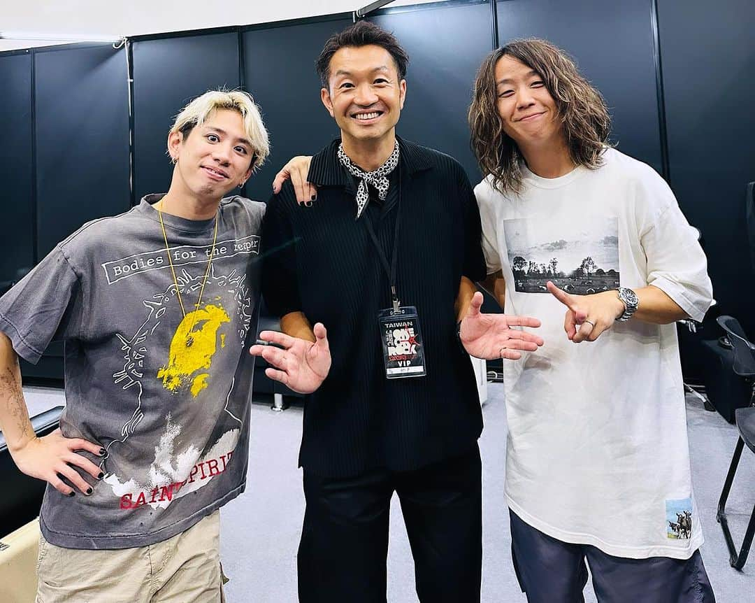 大抜卓人さんのインスタグラム写真 - (大抜卓人Instagram)「#oneokrock   地鳴りのような大歓声で 幕を開けたアジアツアー初日！ とにかく台北オーディエンスは日本語も英語も曲に合わせて 大合唱でバンドと共鳴して盛り上がる！  何より4人の演奏も 先日のJapan tourから 格段にアップデートしていて 北米・欧州ツアー Museとの対バンも 次のステージへと繋がる 経験値になったのは明らかで 所作がグローバルバンドの それだった。  世界中がTaka君の歌に酔いしれ 3人のアンサンブルに引き込まれていく！  世界へ挑むバンドの風格に 圧倒される夜だった。  終演後にインタビューの 機会をいただけた。  Japan Tourの振り返りと これからバンドが見据える 未来について。  Taka君の決意に 心が震える体験に。  今週21日（木曜日） 9時台にオンエアします！ #fm802  是非お聴きください！  #oneokrocktaka  #oneokrocktaipei  #oneokrock台北」9月19日 12時03分 - takutoonuki