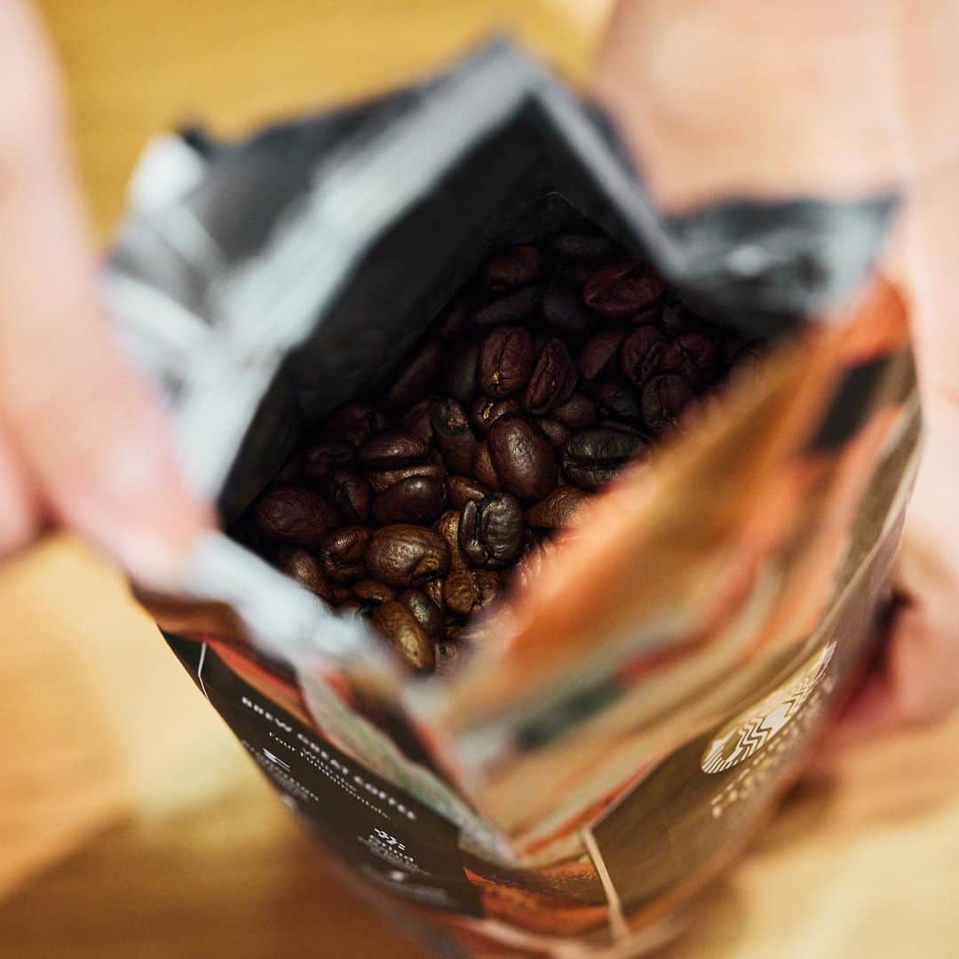 スターバックス JPさんのインスタグラム写真 - (スターバックス JPInstagram)「☕✨ コーヒー豆によって香りも味わいもさまざまな、スターバックスのコーヒー。 お気に入りの一杯を一緒に見つけてみませんか💚  #コーヒープレス サービス ： お店でお取り扱いしているコーヒー豆の中からお好きな豆を選び、お楽しみいただけます😉  #スターバックス」9月19日 12時12分 - starbucks_j
