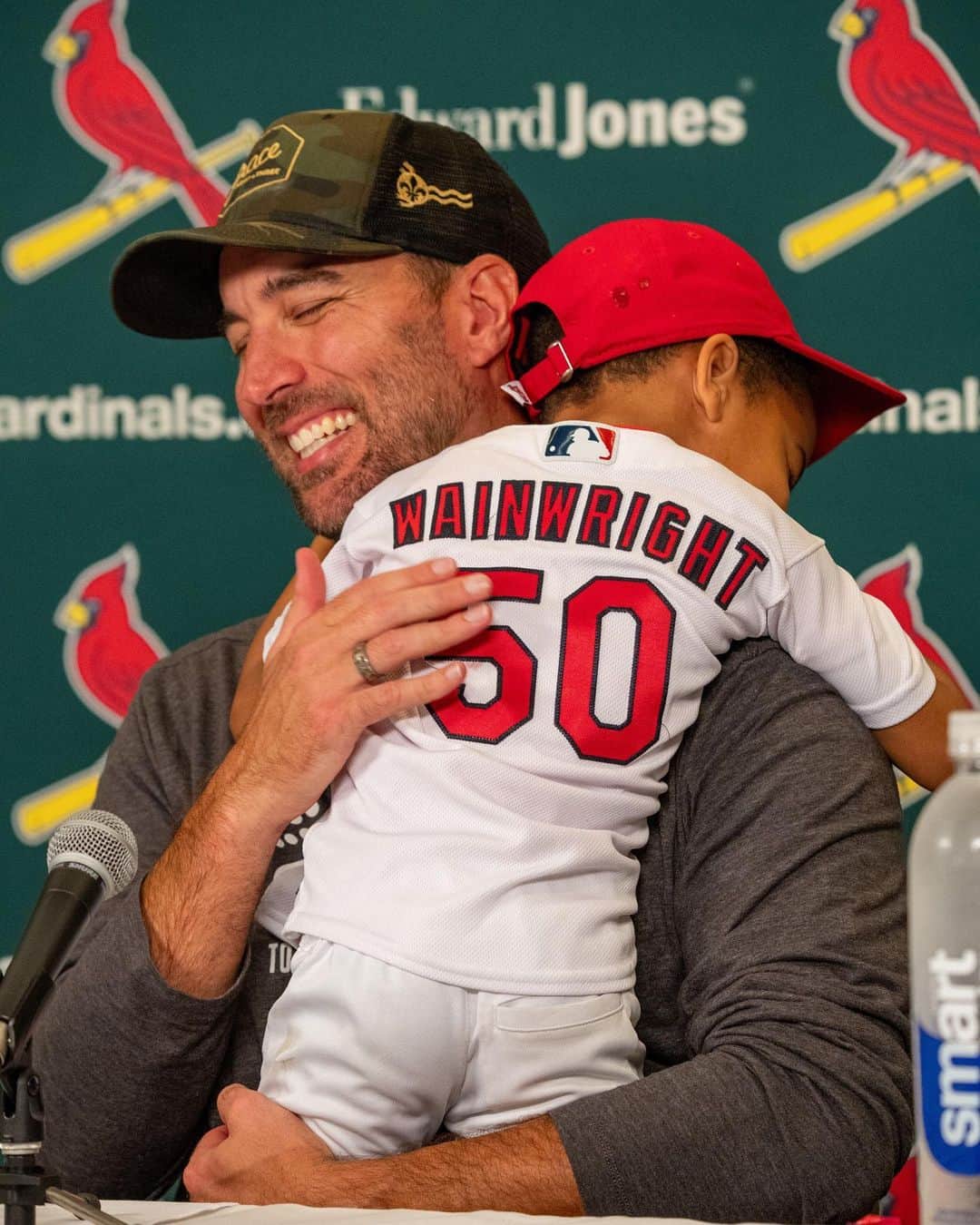 MLBさんのインスタグラム写真 - (MLBInstagram)「Caleb Wainwright stole the show at his dad's postgame press conference! 😊」9月19日 12時08分 - mlb