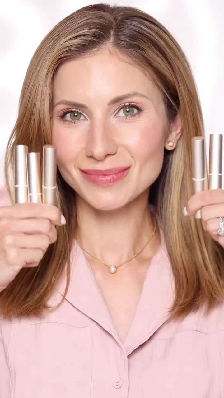 ジェーン・アイルデールのインスタグラム：「💄お気に入りのColorLuxe カラーラックス リップスティックシェード5色をご紹介！  1. BELLINI  2. TUTU  3. MAGNOLIA  4. MULBERRY  5. BLUSH   秋のリップ、どっぷり鮮やかに、 たっぷりうるおいを。  なじみやすく印象的な15色展開。 クリーン処方でありながら、美しく濃厚な発色を実現。 優れた美容液成分を豊富に配合し、うるおいをしっかりと与えるので、 唇そのものの質感を健やかにみずみずしく整えます。 また、すべるようななめらかなつけ心地でつっぱり感もありません。 スリムなゴールドのスタイリッシュなパッケージは 、 秋のバッグの中に1つ加えたくなるアイテム。  ≪ 成分特徴 ≫ 🥥ココア種子バター・・・抗酸化力に優れ、唇を保護し、うるおいを与えます。 🌺ヒメマツバボタンエキス・・・オメガ3脂肪酸を豊富に含み、コラーゲンの生成をサポート。ボリュームとハリを与えます。 🌻ヒマワリ種子オイル ・・・ビタミンEを豊富に含み 、唇を環境ダメージから保 護 し栄養を与えるとともに 、保水力を高めます。  あなたはどの色合いから試してみたい？👇  Repost @janeiredale   ジェーンアイルデールのメイクアップとスキンケア製品は、パラベン、タルク、フタル酸エステル、合成香料、遺伝子組み換え原料を使用していません。  📍詳細はプロフィール欄のURLから @janeiredale_japan   ーーーーーーーーーーーーーーー  #janeiredale  #ジェーンアイルデール #クリーンビューティ #スキンケアメイクアップ #ミネラルコスメ #オーガニックコスメ #ナチュラルコスメ #メイクアップアーティスト #デパコス #ナチュラルメイク #メイクアップ #ミネラルメイク #限定キット #日焼け止め#MRiBeauty #紫外線防止 #夏新作 #コスメ紹介 #メイク #makeup #ZOZOCOSME #ゾゾコスメ #コスメ #COSME #コスメ好きさんと繋がりたい #メイクアップ #ZOZOTOWN #ゾゾタウン #美肌成分 #crueltyfree #beauty」