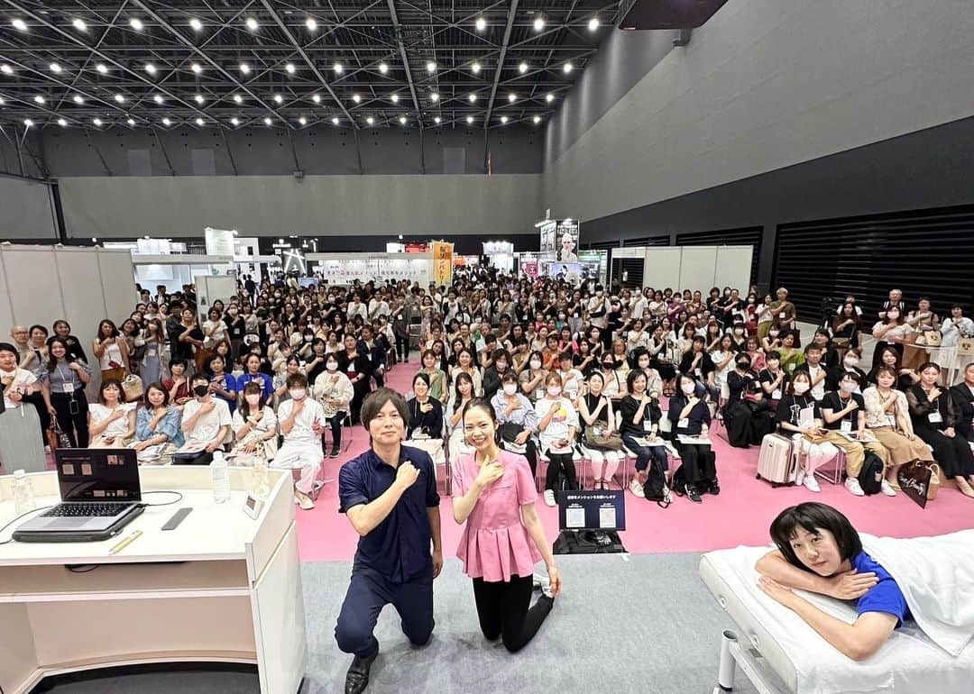 あい先生さんのインスタグラム写真 - (あい先生Instagram)「7月26日に名古屋では初開催のBWJメインステージにて、 @takuto.kawakami さんと登壇させてもらいました🥳  朝一やったのにすごい人でびっくりー！！ みんな駆け付けてくださってありがとう😭  いっぱい写真も撮れて嬉しかったです♡ お声がけくださりありがとうございました！！！  さて、10月18日大阪BWJ12時30〜 またまたメインステージでリンパマッサージの話とデモをさせていただきます！！！  まだお会いできていない方々、会いましょうー🫶✨✨  @beautyworldjapanofficial」9月23日 19時00分 - aiai.bodymake