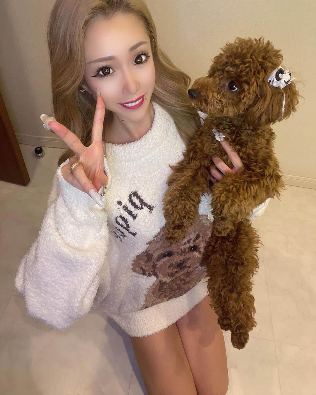 RIIAのインスタグラム：「甘えん坊君🐶 ママのストーカー🚓🚨 ゴミ捨て行く一瞬でも帰って来たら飛びついて来て、何でかわかんないけど逆ギレして髪の毛引っ張ってくる😱笑 お散歩連れてく時は抱っこ星人👽 ワガママなだけなのかなぁ〜🙀 #日々観察🥺#愛犬の成長記録」