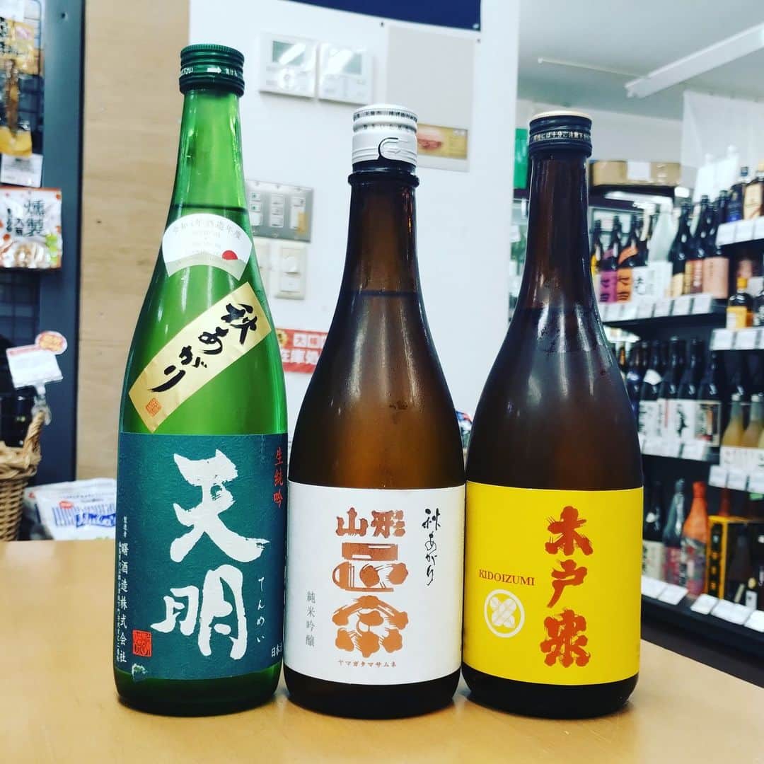 鈴木酒販神田店 〈日本酒とワインの専門店〉のインスタグラム：「今日も秋の日本酒より「秋あがり」３点をご紹介。  右から順に、高温山廃仕込みによる深い味わいの「木戸泉 純米 秋あがり」、硬水で生まれる切れ味の良い「山形正宗 純米吟醸 秋あがり」、そして本生でリリースされる「天明 純米吟醸 秋あがり」。いいですね～。」