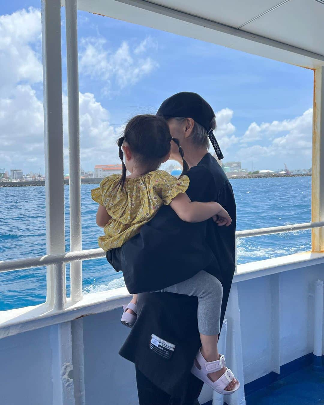 友稀サナさんのインスタグラム写真 - (友稀サナInstagram)「パパとバイバイした翌日👋✈️ 子供達にザ‼️観光‼🌺️させてあげたいな〜って考えて、どうやって見つけたか思い出せないけど(←)那覇港から船乗れんじゃん‼️ って知ってお義母やんを道連れに即予約取った水中観光船🚢🐬☀️ . ある程度の沖まで行ったら船の地下(？)にある部屋に移動して海中を見るスタイル👀🌊🐟 グラズボートの枠なのかなこれは🤔 . 天気とか何にも考えず予約したもんだから(さすがすぎる)受付行って海中透明度1が最高で5が最低って表示を見つけてこの日レベル4で笑ったwww そういえば台風だったwww なんも見えない可能性www . 100人以上乗れる船に10人くらいしかお客居なくて幸先不安すぎるスタート🫨 まぁ空いてるのは助かるけどねえ…。 . お義母やんが「わ〜✨沖縄観光してるって感じ〜✨🌊」って楽しそうにしてた😌(いや故郷〜💁‍♀️‼️) . もう海中観光って事は忘れてクルージングしたと思おう🤝って気持ちだったけど、一応ほんのり見れた🐟🏝️ まじほんのり‼️😂 次レベル4だったら乗らないw 勉強になったなｧ😌(←) . ちなみに大人1名2000円で、全工程で１時間くらいのコースだよ🚢🙌 船内ウロウロ出来るし子供が飽きる前に降りれる時間配分最高🤣✌️ . 那覇港行くのにうちは乗り物好きな兄さんの為にゆいレールに乗って、🚃最寄りの旭橋駅からはタクシーで5〜10分くらいで着くよん🚗 . レベル1だったらすんッごい綺麗なんだろうな〜🥹✨ ここはリベンジしたいな🤔🔥 . . . #沖縄#沖縄旅行#ワンオペ沖縄 #ワンオペ旅行#沖縄観光 #沖縄観光スポット#那覇観光 #子連れ旅行#子連れ沖縄 #沖縄好きな人と繋がりたい  #海中観光船#オルカ号#那覇港 #那覇市#クルージング#グラズボート #3歳男の子#2歳女の子#年子#年子ママ  #年子兄妹#2児ママ#ママリ#ママライフ #海中#まともに見れん #みんな黙って見てた #多分みんな同じ気持ち」9月19日 12時15分 - sana0810yuuki