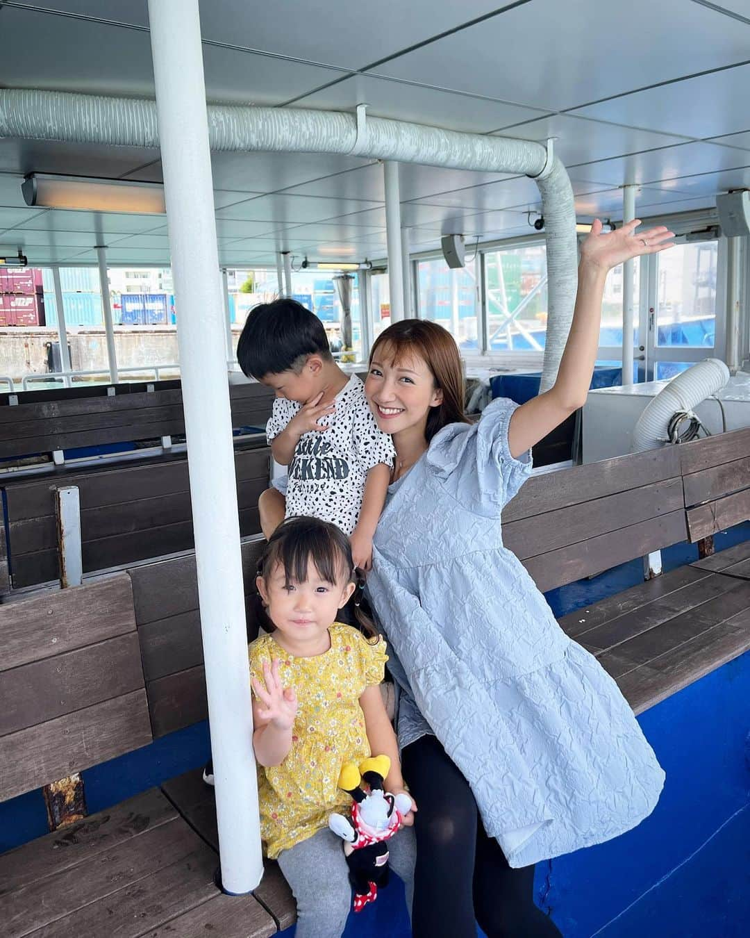 友稀サナさんのインスタグラム写真 - (友稀サナInstagram)「パパとバイバイした翌日👋✈️ 子供達にザ‼️観光‼🌺️させてあげたいな〜って考えて、どうやって見つけたか思い出せないけど(←)那覇港から船乗れんじゃん‼️ って知ってお義母やんを道連れに即予約取った水中観光船🚢🐬☀️ . ある程度の沖まで行ったら船の地下(？)にある部屋に移動して海中を見るスタイル👀🌊🐟 グラズボートの枠なのかなこれは🤔 . 天気とか何にも考えず予約したもんだから(さすがすぎる)受付行って海中透明度1が最高で5が最低って表示を見つけてこの日レベル4で笑ったwww そういえば台風だったwww なんも見えない可能性www . 100人以上乗れる船に10人くらいしかお客居なくて幸先不安すぎるスタート🫨 まぁ空いてるのは助かるけどねえ…。 . お義母やんが「わ〜✨沖縄観光してるって感じ〜✨🌊」って楽しそうにしてた😌(いや故郷〜💁‍♀️‼️) . もう海中観光って事は忘れてクルージングしたと思おう🤝って気持ちだったけど、一応ほんのり見れた🐟🏝️ まじほんのり‼️😂 次レベル4だったら乗らないw 勉強になったなｧ😌(←) . ちなみに大人1名2000円で、全工程で１時間くらいのコースだよ🚢🙌 船内ウロウロ出来るし子供が飽きる前に降りれる時間配分最高🤣✌️ . 那覇港行くのにうちは乗り物好きな兄さんの為にゆいレールに乗って、🚃最寄りの旭橋駅からはタクシーで5〜10分くらいで着くよん🚗 . レベル1だったらすんッごい綺麗なんだろうな〜🥹✨ ここはリベンジしたいな🤔🔥 . . . #沖縄#沖縄旅行#ワンオペ沖縄 #ワンオペ旅行#沖縄観光 #沖縄観光スポット#那覇観光 #子連れ旅行#子連れ沖縄 #沖縄好きな人と繋がりたい  #海中観光船#オルカ号#那覇港 #那覇市#クルージング#グラズボート #3歳男の子#2歳女の子#年子#年子ママ  #年子兄妹#2児ママ#ママリ#ママライフ #海中#まともに見れん #みんな黙って見てた #多分みんな同じ気持ち」9月19日 12時15分 - sana0810yuuki