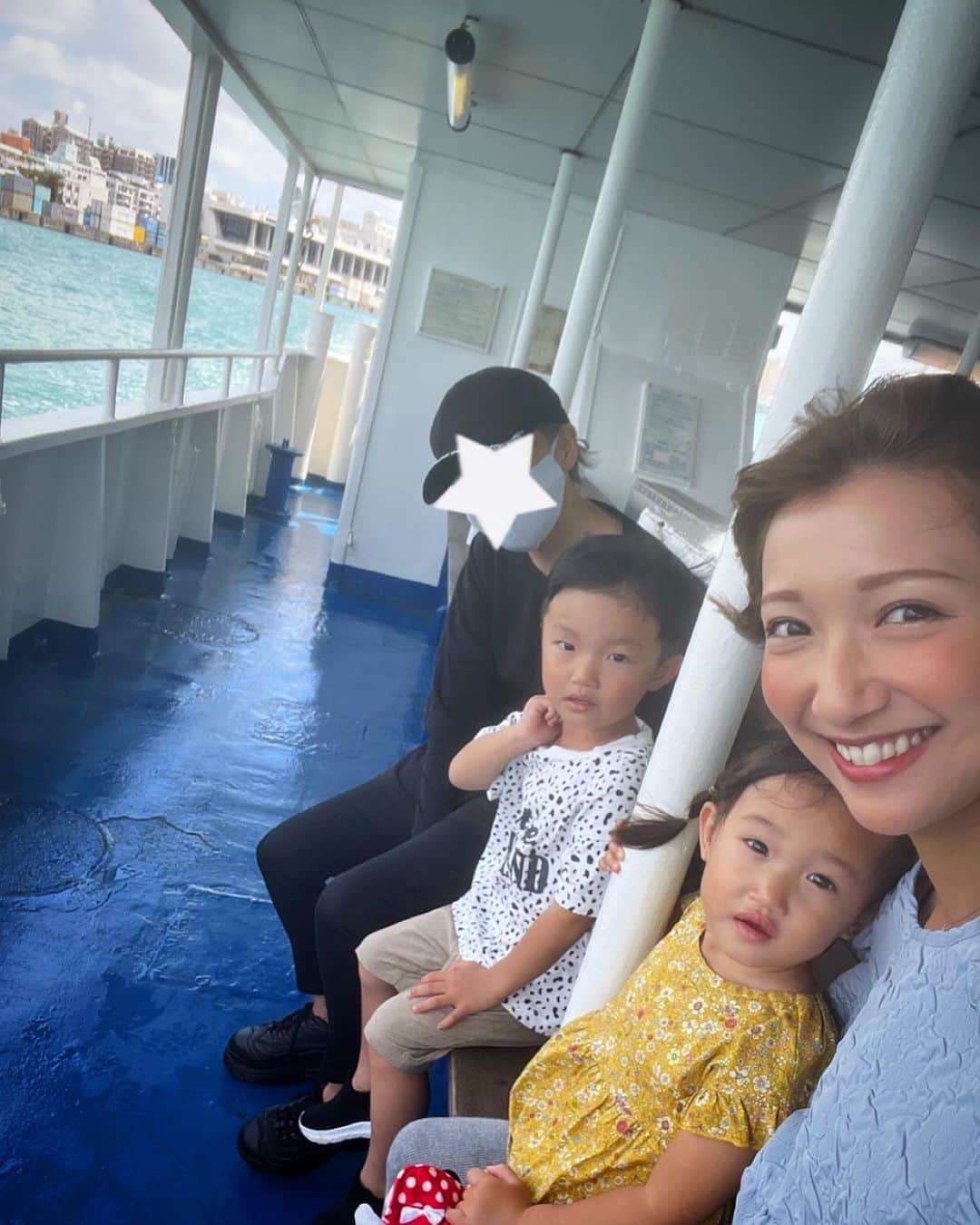 友稀サナさんのインスタグラム写真 - (友稀サナInstagram)「パパとバイバイした翌日👋✈️ 子供達にザ‼️観光‼🌺️させてあげたいな〜って考えて、どうやって見つけたか思い出せないけど(←)那覇港から船乗れんじゃん‼️ って知ってお義母やんを道連れに即予約取った水中観光船🚢🐬☀️ . ある程度の沖まで行ったら船の地下(？)にある部屋に移動して海中を見るスタイル👀🌊🐟 グラズボートの枠なのかなこれは🤔 . 天気とか何にも考えず予約したもんだから(さすがすぎる)受付行って海中透明度1が最高で5が最低って表示を見つけてこの日レベル4で笑ったwww そういえば台風だったwww なんも見えない可能性www . 100人以上乗れる船に10人くらいしかお客居なくて幸先不安すぎるスタート🫨 まぁ空いてるのは助かるけどねえ…。 . お義母やんが「わ〜✨沖縄観光してるって感じ〜✨🌊」って楽しそうにしてた😌(いや故郷〜💁‍♀️‼️) . もう海中観光って事は忘れてクルージングしたと思おう🤝って気持ちだったけど、一応ほんのり見れた🐟🏝️ まじほんのり‼️😂 次レベル4だったら乗らないw 勉強になったなｧ😌(←) . ちなみに大人1名2000円で、全工程で１時間くらいのコースだよ🚢🙌 船内ウロウロ出来るし子供が飽きる前に降りれる時間配分最高🤣✌️ . 那覇港行くのにうちは乗り物好きな兄さんの為にゆいレールに乗って、🚃最寄りの旭橋駅からはタクシーで5〜10分くらいで着くよん🚗 . レベル1だったらすんッごい綺麗なんだろうな〜🥹✨ ここはリベンジしたいな🤔🔥 . . . #沖縄#沖縄旅行#ワンオペ沖縄 #ワンオペ旅行#沖縄観光 #沖縄観光スポット#那覇観光 #子連れ旅行#子連れ沖縄 #沖縄好きな人と繋がりたい  #海中観光船#オルカ号#那覇港 #那覇市#クルージング#グラズボート #3歳男の子#2歳女の子#年子#年子ママ  #年子兄妹#2児ママ#ママリ#ママライフ #海中#まともに見れん #みんな黙って見てた #多分みんな同じ気持ち」9月19日 12時15分 - sana0810yuuki