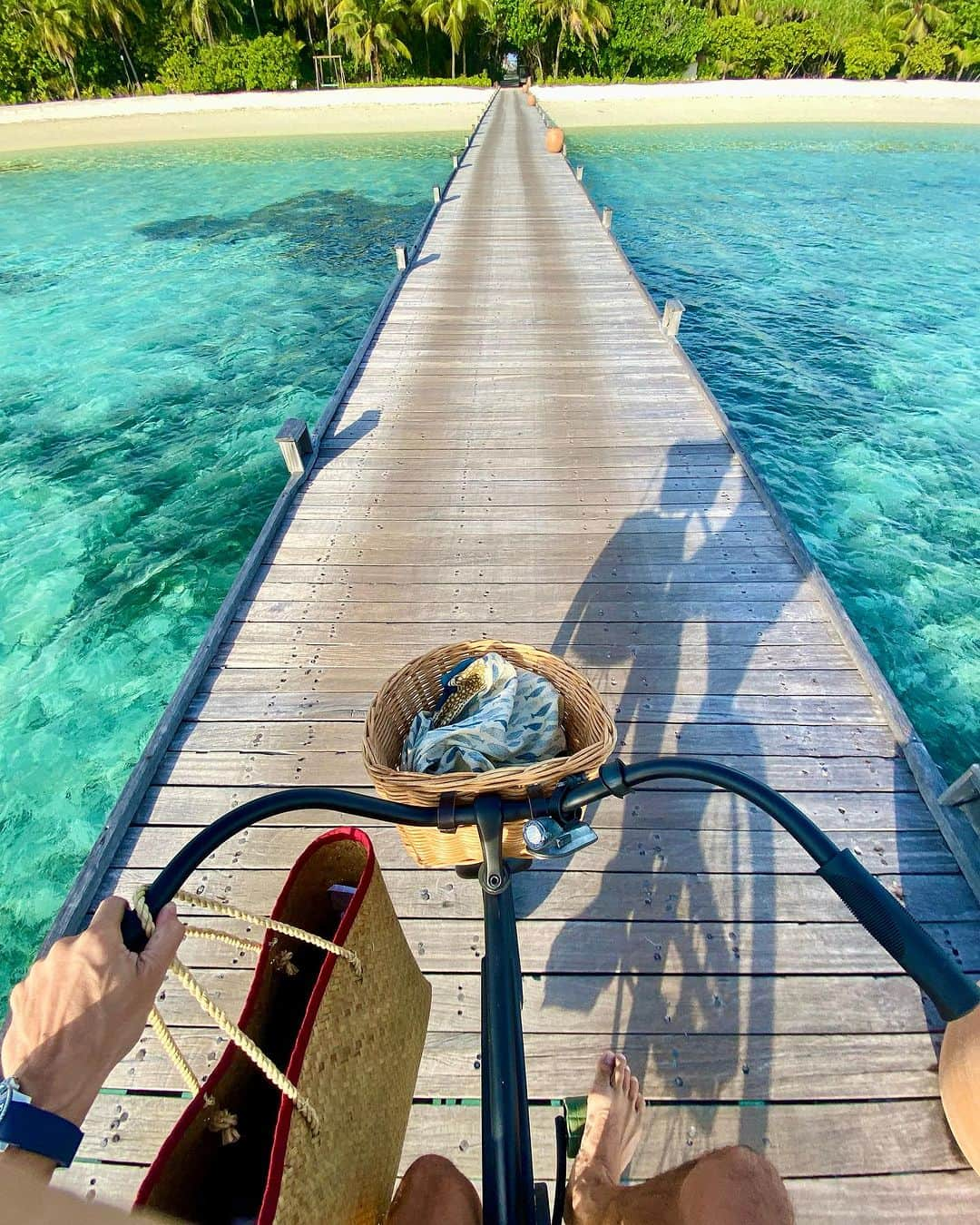 八代健さんのインスタグラム写真 - (八代健Instagram)「Maldives Trip 💙 Filled with relaxation and inspiration #maldives #beachlife #sixsenseskanuhura #sixsenses」9月19日 12時16分 - kenyashiro