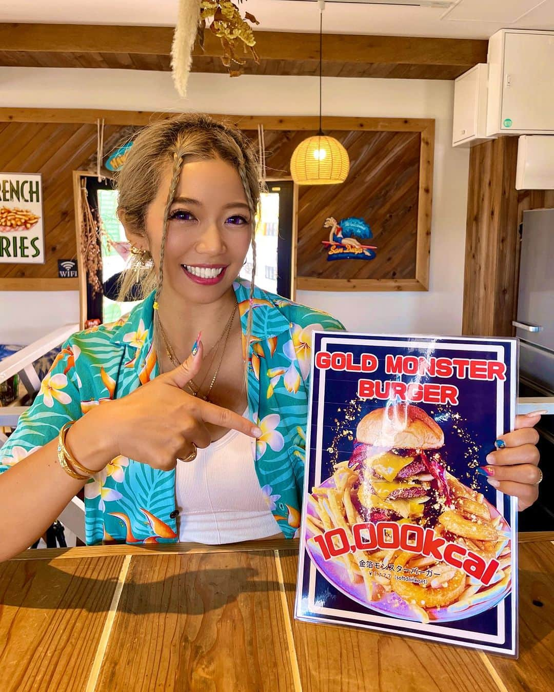 つっきさんのインスタグラム写真 - (つっきInstagram)「このデカデカハンバーガー 食べ切れる人いますか〜？🙋‍♀️🙋‍♂️🍔  外人やメンズならイけるかも😁⁉️ デカ盛りチャレンジしにしてねー🤩 金粉ぶっかけちゃいます🤩🥇✨️ うちらみたくシェアして食べるのも🤤💞 🍔 @cherishthesea    #沖縄 #沖縄旅行 #沖縄グルメ #沖縄カフェ #沖縄ランチ #沖縄ディナー #アメリカンビレッジ #北谷 #北谷カフェ #北谷グルメ #ハンバーガー #沖縄ハンバーガー #イケイケのイケ #デカ盛り #デカ盛りグルメ  #okinawa #okinawatrip #okinawafood #okinawatravel #hamburger #okinawacafe #okinawagram #americanvillage #okinawalife #summervibes #summervacation #foodphotography」9月19日 12時18分 - tukki007