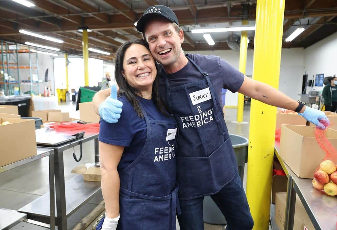 パトリック・J・アダムスのインスタグラム：「You were aware, of course, that Friday was Hunger Action Day and I  was honored to be able to join @FeedingAmerica and @LAFoodBank to do some serious apple sorting and help spread awareness of food insecurity. Always a gift to be relearn the lesson that every action―big or small―is one step closer to an America where no one is hungry. This September, during #HungerActionMonth, join the movement to end hunger by volunteering or advocating: feedingamerica.org/hungeractionmonth.」