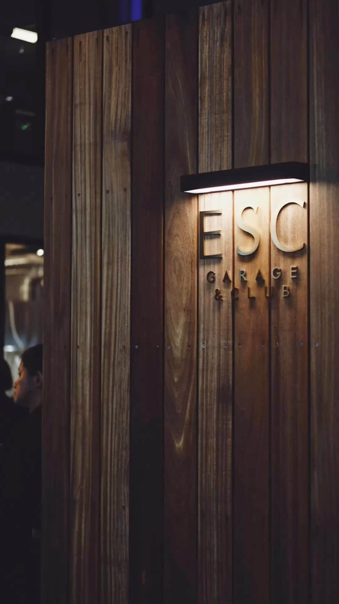 j.chikaのインスタグラム：「⁡ @esc_garage_club Opening reception ✨ ⁡ ESC GARAGE & CLUB ⁡ 忙しい日常から解放され 愛車と向き合いながら 自分の好きな時間を過ごせる 新しいカタチのサードプレイス これまでどこにもなかった メンバーシップ・クラブ ⁡ 大阪 立売堀にOPEN 🎉 ⁡ コンセプトは 「escape」 ここに集まってリラックスした時間を過ごす 愛車を眺めながら昼間は仕事を… 夕方からはバーでお酒を🥂と うん　ステキ💓納得〜 ⁡ 17棟あるガレージはオーダーメイドで 自分だけの理想のガレージ&ラウンジをつくれるそう✨ 夢の空間やわぁ🚗 ⁡ メンバーは、目にするだけでも贅沢な ラグジュアリーカーがカーシェアできるって ⁡ Tom Dixonがデザインする国内初のサウナが 洗練されすぎてて驚き👏🏻 出店されている店舗もオシャレ！ ⁡ ショップエリアはメンバーじゃなくても利用できます ↓ @nikoh_risshokuten 今年4月、惜しまれながら幕を閉じた 新町の二甲料理店が洒落な立ち飲み屋さんで出店✨ すごい人気♡ ⁡ @carwashbarber 店内の大きな洗車ブラシのモチーフが可愛い❤️ お子様も喜びそう💇🏻 神戸発ネオクラシックな理髪店 「MERICAN BARBERSHOP」がプロデュース💈 ⁡ @bonnepuppy_plus_it わんちゃんの幼稚園🐶 預けるだけじゃなく社会化トレーニングやハズバンダリートレーニング、飼い主に向けた犬との暮らし方講座もされていて、スタッフさんの目がキラキラでとても感じの良い方やったよ🥰🐕✨ ⁡ ⁡ 久しぶりに賑やかな夜でした🌉🥂 ⁡ ⁡ ⁡ ⁡ ESC GARAGE & CLUB ⁡ 📍大阪市西区立売堀6-7-12 お問い合わせ https://esc-gc.com/contact/ ⁡ @esc_garage_club  @hakkocarground ⁡ #ESC#escgarageandclub#escaping#thirdplace#menbershipclub#carwashbarber#bonnepuppy#エスク#会員制#会員制ラウンジ#セカンドオフィス#趣味の空間#ガレージハウス#二甲料理店#ボンパピ#犬しつけ教室#大阪#阿波座#立売堀」