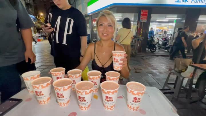ライナ・ホワンのインスタグラム：「Papaya milk challenge @tongnain_papayamilk in Taiwan watch video here —> https://youtu.be/U7E30Hj4m7c?si=79tB0PKjwceR_n_K」