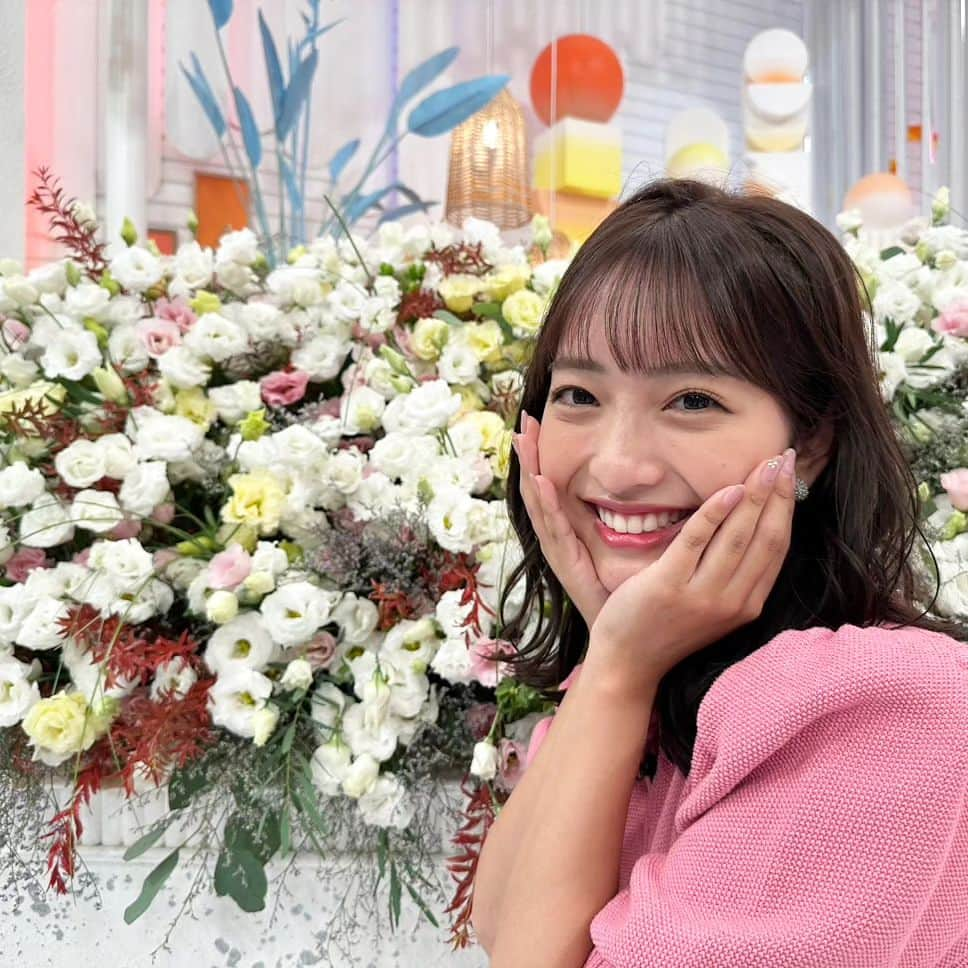 フジテレビ「めざましテレビ」さんのインスタグラム写真 - (フジテレビ「めざましテレビ」Instagram)「まりのです😊  今日紹介したのは、「トルコギキョウ」。白やピンクの発色がとても綺麗でした✨ 今日の衣装はトルコギキョウとのリンクコーデ！！ということに勝手にしました笑  そして、今日のまいにちランキングで出てきた「時鮭」！ 今日はお弁当の商品名のため「ときじゃけ」と読みましたが、テストで出てきたときは、「ときしらず」と読みましょう✨ 普通の鮭は秋に産まれた川へ戻ってくるのですが、ときしらずは春から初夏にかけて戻ってくるので、 「時を知らない鮭」⇨「時知不（ときしらず）」 なんだそうですよー！！  #藤本万梨乃 #酒主義久  #めざましテレビ」9月19日 12時26分 - mezamashi.tv