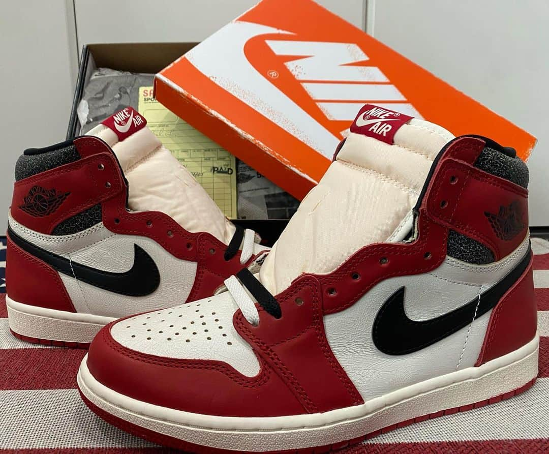 マーティンさんのインスタグラム写真 - (マーティンInstagram)「. NIKE AIR JORADN 1 RETRO HIGH OG "LOST & FOUND/CHICAGO WHITE/BLACK/RED  #nike #nikeairjordan #nikeairjordan1 #jordan #aj1 #jordan1 #airjordan1chicago #white #black #red  今年の誕プレでもらった自身初のAJ1！ 箱や領収書は当時のものを再現しているらしい！ 嬉しすぎたけども、もったいなくて履けてない。笑 履きます、ありがとう！！！」9月19日 12時28分 - martin.world