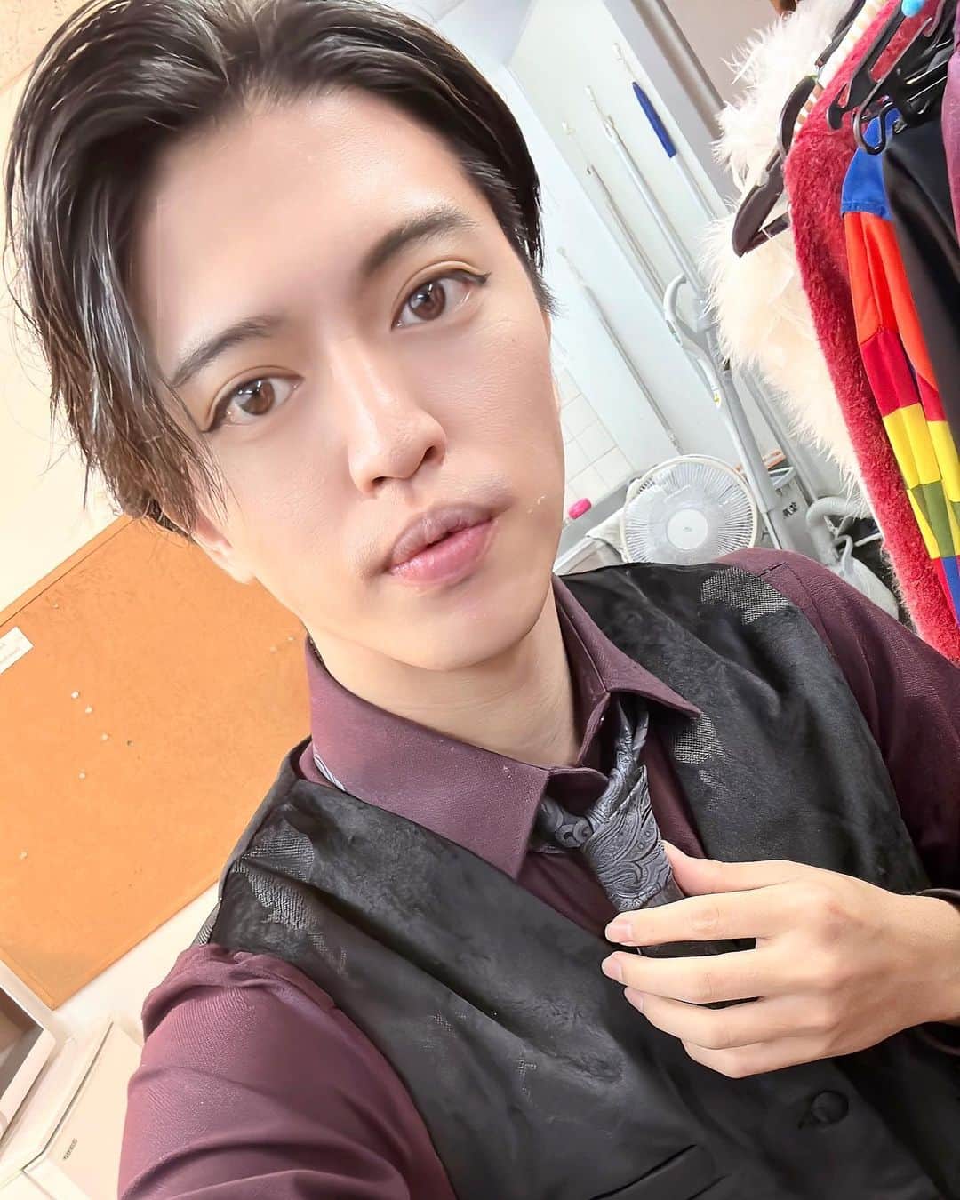 石渡真修のインスタグラム：「場当たりっ場当たりっ  #舞台 #スーツ  #エンジ」