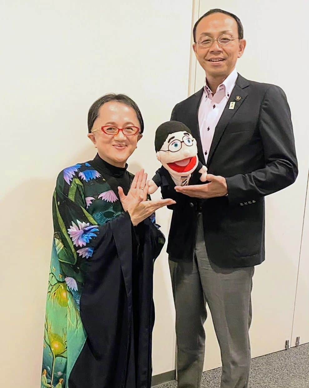 のインスタグラム：「煌めくガラ・コンサート  都城市の 池田宜永(たかひさ)市長さま❗ お忙しいご公務のなか 私たちのコンサートへ お越しくださいました✨ パペット人形の 市長さんとご一緒に😆  以前”まつり宮崎“の のど自慢大会で、 素晴らしい歌声を ご披露くださった市長さん🎙🎶 市長さんとはその時ぶり。 大変気さくな御仁です💖  それになんと‼️ 私たち 同じ歳みたいです😁  みんな　ちがって みんな　いい  ( by金子みすゞ)  会場いっぱいのお客様😍 みなさまに心より 厚く御礼申し上げます😌✨  #クラシックキャラバン2023  #宮崎公演  #都城市総合文化ホール #池田宜永市長  #後援 #都城市 #都城市教育委員会 #(公財)都城市文化振興財団 #(一社)都城市北諸県郡医師会 #都城市商工会議所 #mrt宮崎放送」
