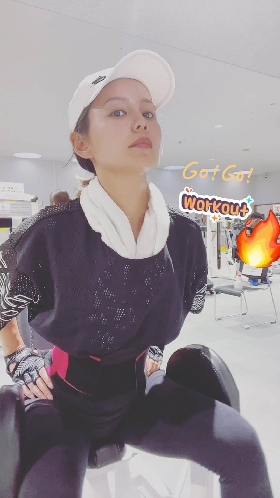 丘咲エミリのインスタグラム：「Hip abduction🍑  It's part of the my training🍑  ノンストップで重量だけを変えて追い込むやり方🔥🔥 効くよーっ！  #mytraining #ingym #hipabduction #ジム活 #怠けない」