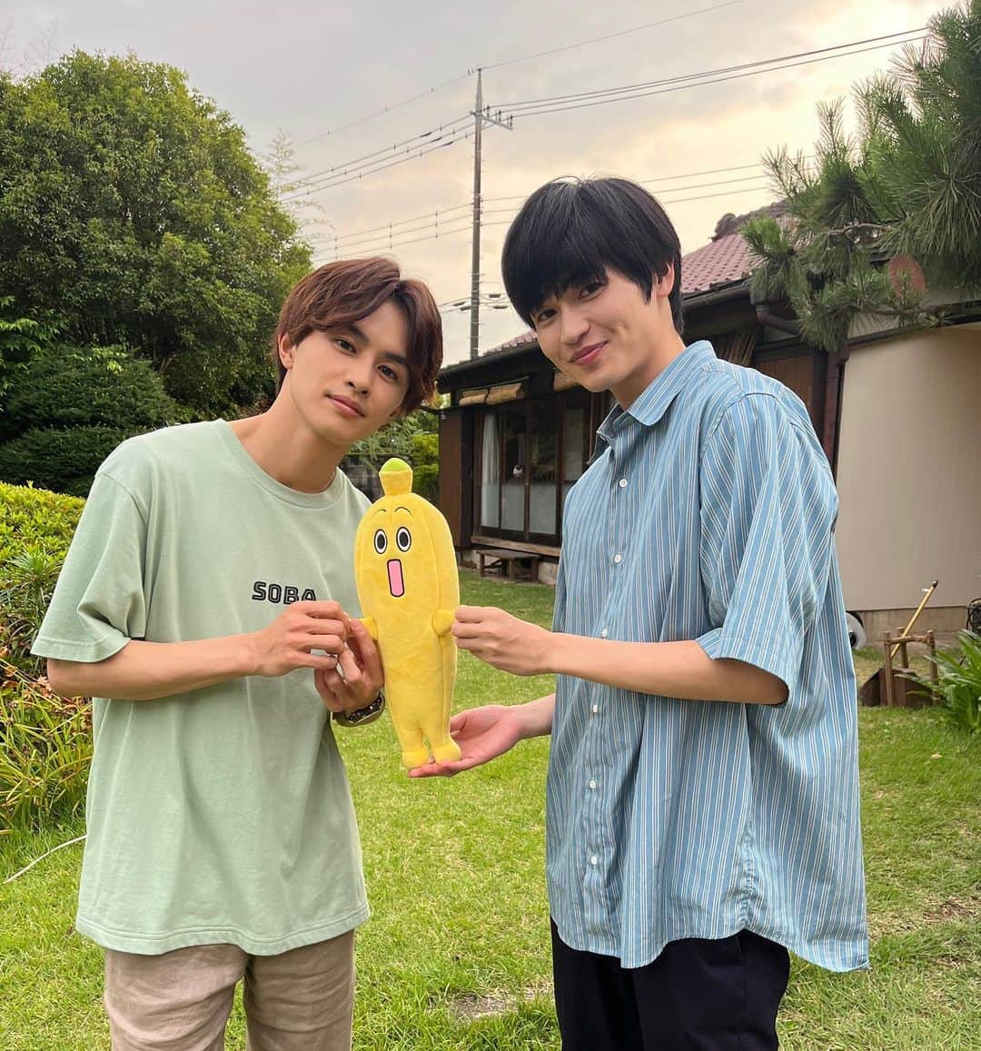 みなと商事コインランドリー2のインスタグラム：「／ #みなと商事コインランドリー ２ いよいよ明日深夜24:30 ついに最終回🧺🫧 ＼ 一軒家をバックに、 ナナナと３ショット🏠  夕日に映えますね☀️  明日深夜の最終回、湊とシンの歩む道をぜひ最後までお見守りください…‼️  #草川拓弥 #西垣匠 #みなしょー」