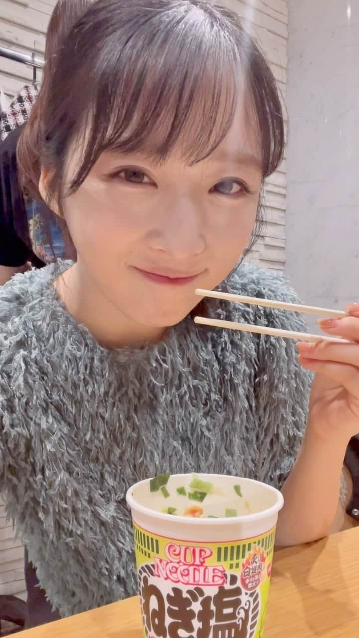 のインスタグラム：「数年ぶりのカップヌードル🍜✨  うまうまうま〜！！！☺️  https://nissin-ps.com/live/detail/652f74b9  #日清食品 #推しはカレー味 #麺9 #カップヌードル」