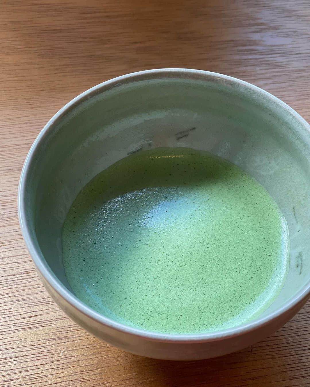 深澤里奈さんのインスタグラム写真 - (深澤里奈Instagram)「◯◯◯  昨日は、日々 @hibi_karuizawa にて、私が企画をしました 『本当の私で生きる〜アーユルヴェーダと茶の湯からの智慧』を行いました。五島列島でアーユルヴェーダの活動をされているLakshimiやすこ @mokshaayurvedacenter さんとのワークショップという形です。 私は、会の最初に抹茶でおもてなし。 菊寿糖は、少し前の重陽の節句にちなんでいます。  県外からも足を運んでくださった方が多く、とても有り難かったです。  アーユルヴェーダの入門とはいえ、とても濃い内容で、有益なものだったのではないかと思います。 欠かすことのできない、ドーシャの説明を分かりやすくしていただきました。かつて私もアーユルヴェーダを学んだことがありますが、私はあくまでも座学だったので、ケララの寺院という現場で生々しく学んできたやすこさんの解説は、ストレートに伝わってくるものがありました。 Mokshaオリジナルのオイル（様々なハーブが入っています）を使って、セルフケアのレクチャーや、食べ物、睡眠、暮らし、魂の話まで、楽しみながら学ぶことができたと思います。  抹茶も薬のひとつです。 お茶も、インドから中国、そして日本に入ってきました。 それぞれの質、そして何より自分の質を丁寧に見ることによって、頭でっかちではないものの選び方を賢くしていきたいものです。  日々のゆみさんには、アーユルヴェーダの考え方を少し取り入れていただき、また、五島の塩を使ってベジタリアンランチを特別に作っていただきました。とても美味しかった！ 食後は、やすこさん特製のスパイスたっぷりのチャイも。  心と身体が、本来の健やかさであるためのコツをシェアしたい。そんな想いで企画したワークショップでした。  最後は自然と拍手が。  またこんな企画をしたいと思っています。  ありがとうございました。  #アーユルヴェーダ #茶の湯 #ドーシャ #日々 #軽井沢 #mokshaayurvedacenter #teajourney #ベジタリアンランチ」9月19日 12時45分 - rinatj