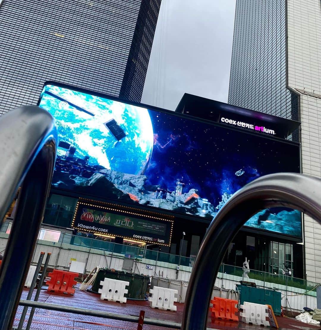ときわ藍のインスタグラム：「韓国の気に入っている写真達。 高層ビルも住宅も魅力的で、つい撮影したくなります📷 いつもカメラを構えていました😅  大好きなMamamooのライブに参加したのも楽しかった😆です。歌声、ダンス、全てがカッコいい‼︎」